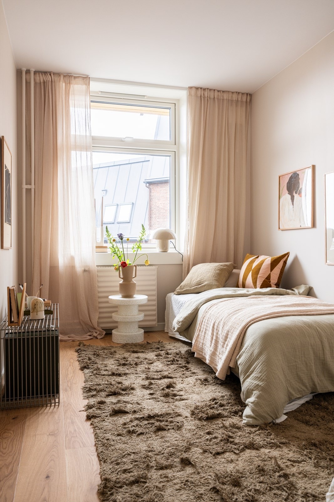 Stort vindu gir rikelig med lysinnslipp. Galleribilde