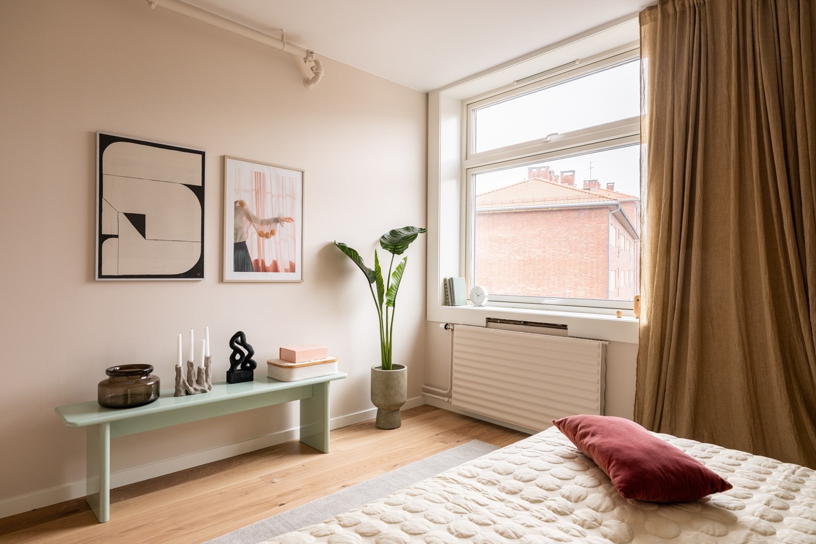 Rikelig med naturlig lys, kombinert med lune fargetoner, gir en god romfølelse. Galleribilde