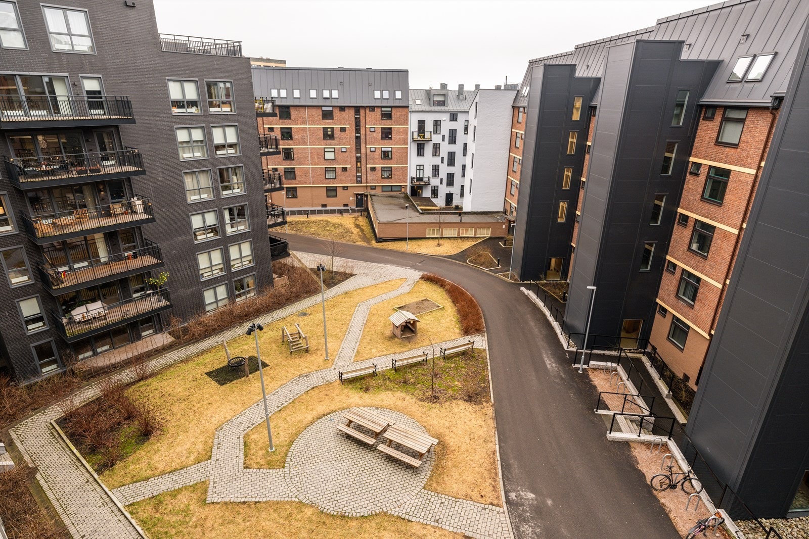 Leiligheten vender mot stille og rolige omgivelser i bakgården. Galleribilde