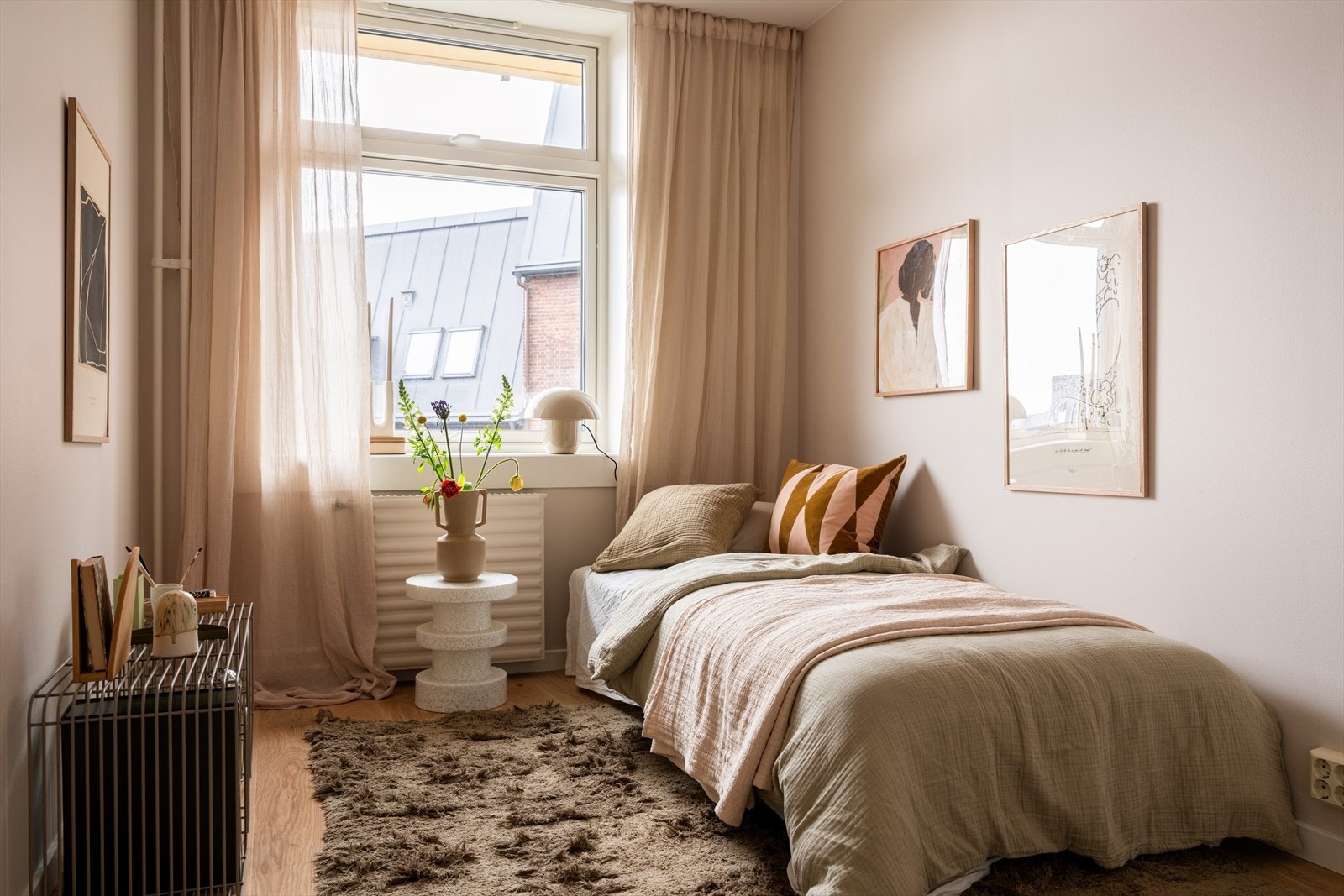 Rommet gir god plass til seng, nattbord og garderobe. Galleribilde