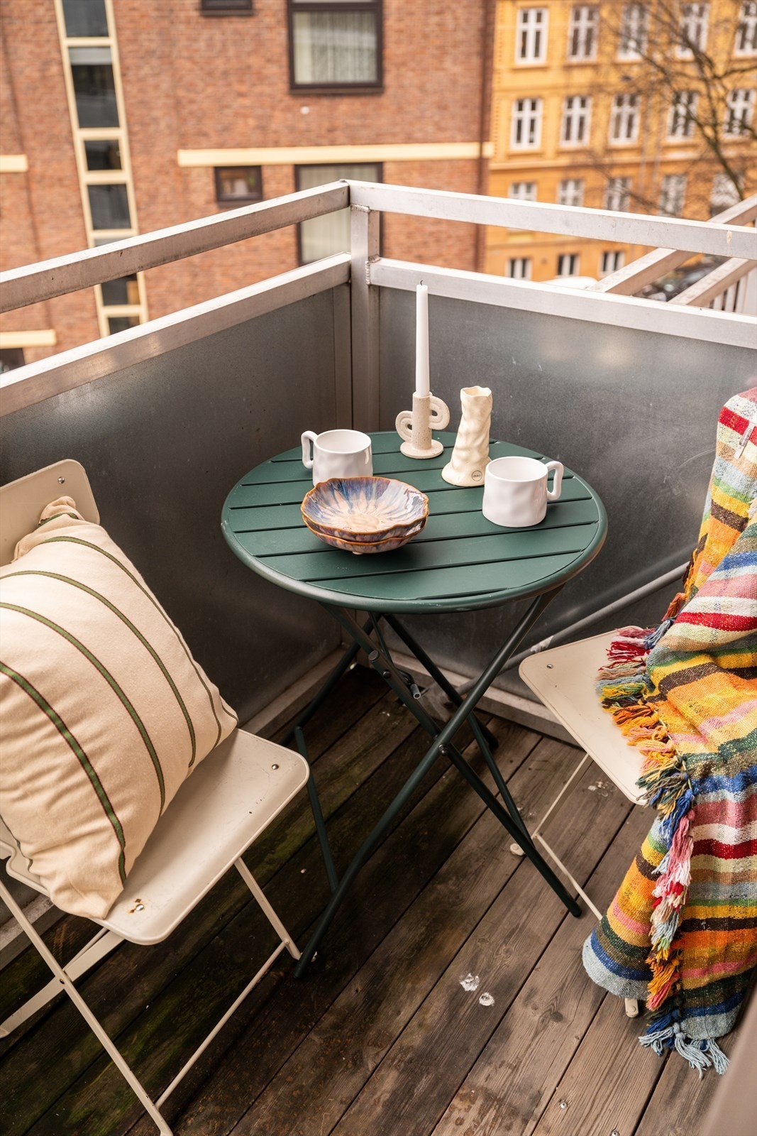 Balkongen fungerer som en flott forlengelse av leiligheten i sommerhalvåret. Galleribilde