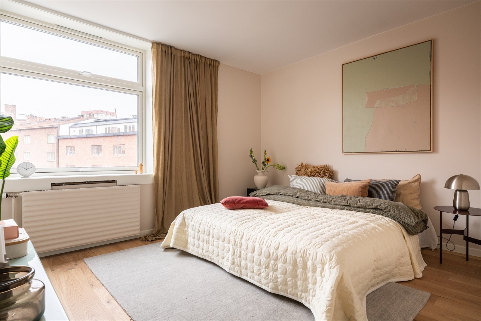 Hovedsoverommet er svært romslig, med god plass til dobbeltseng og nattbord på begge sider. Galleribilde