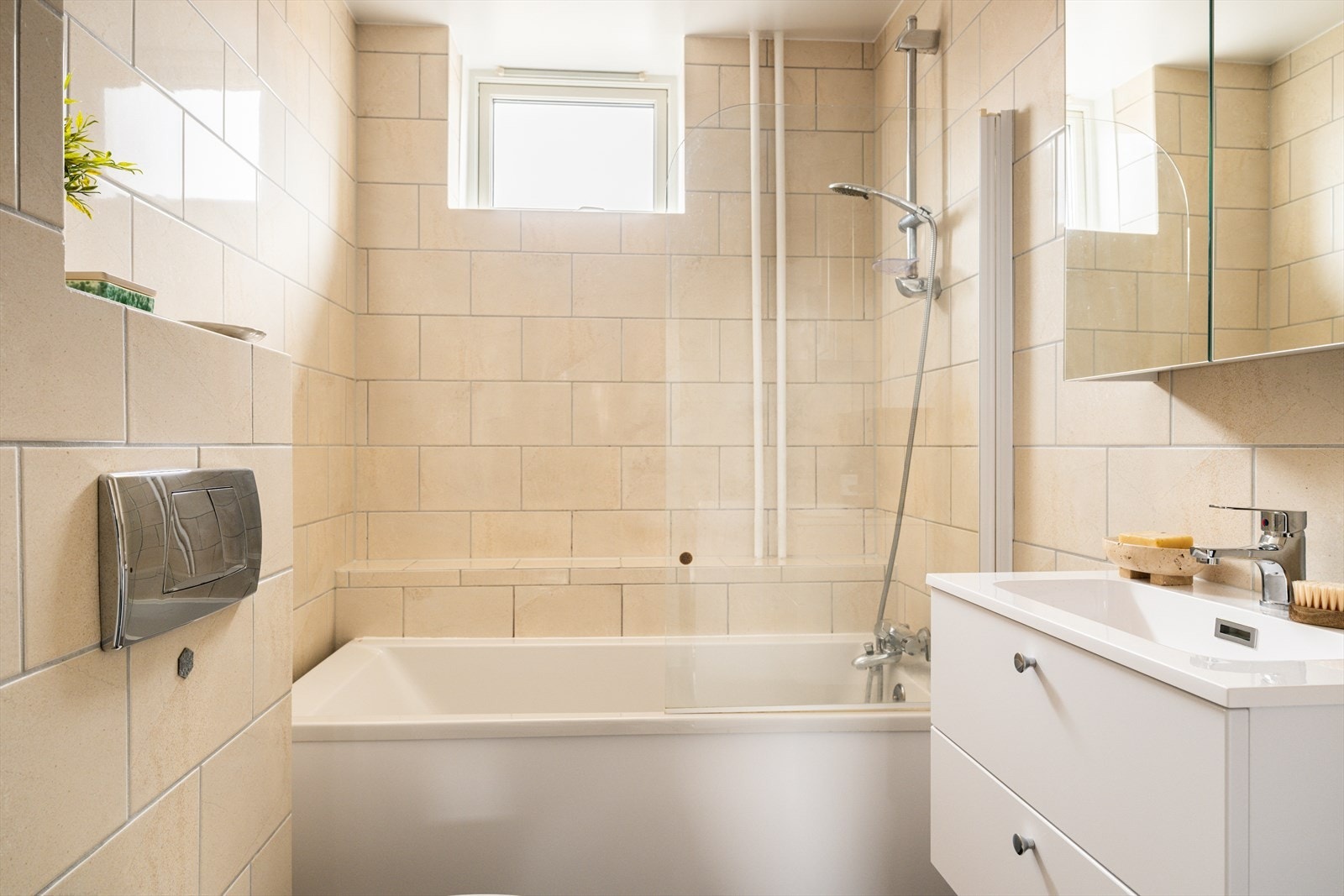 Badet er flislagt og gir et tidløst inntrykk. Galleribilde