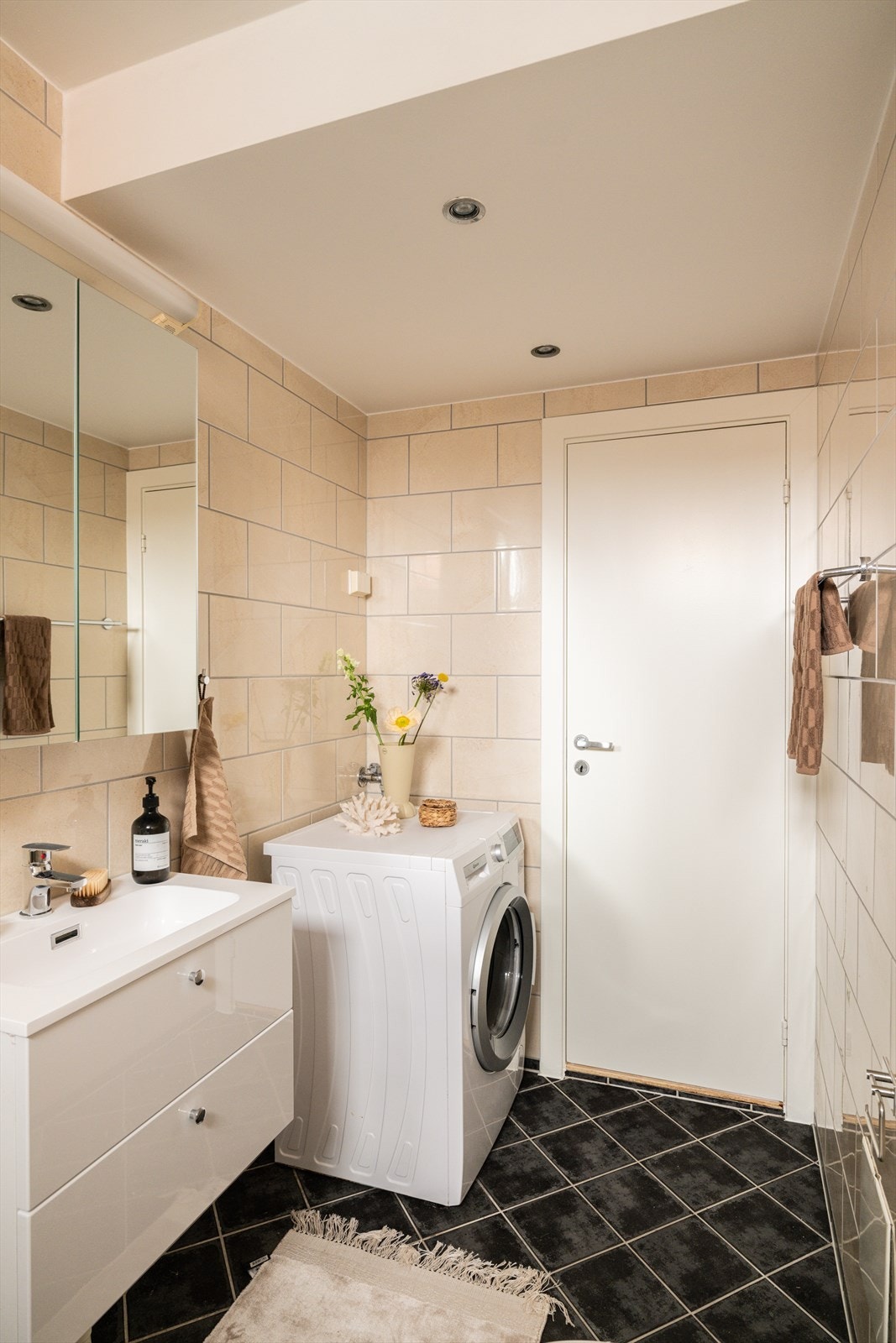 Det er opplegg for vaskemaskin i hjørnet. Galleribilde