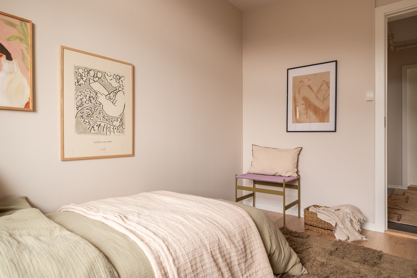 Rommet er holdt i lyse, behagelige toner. Galleribilde