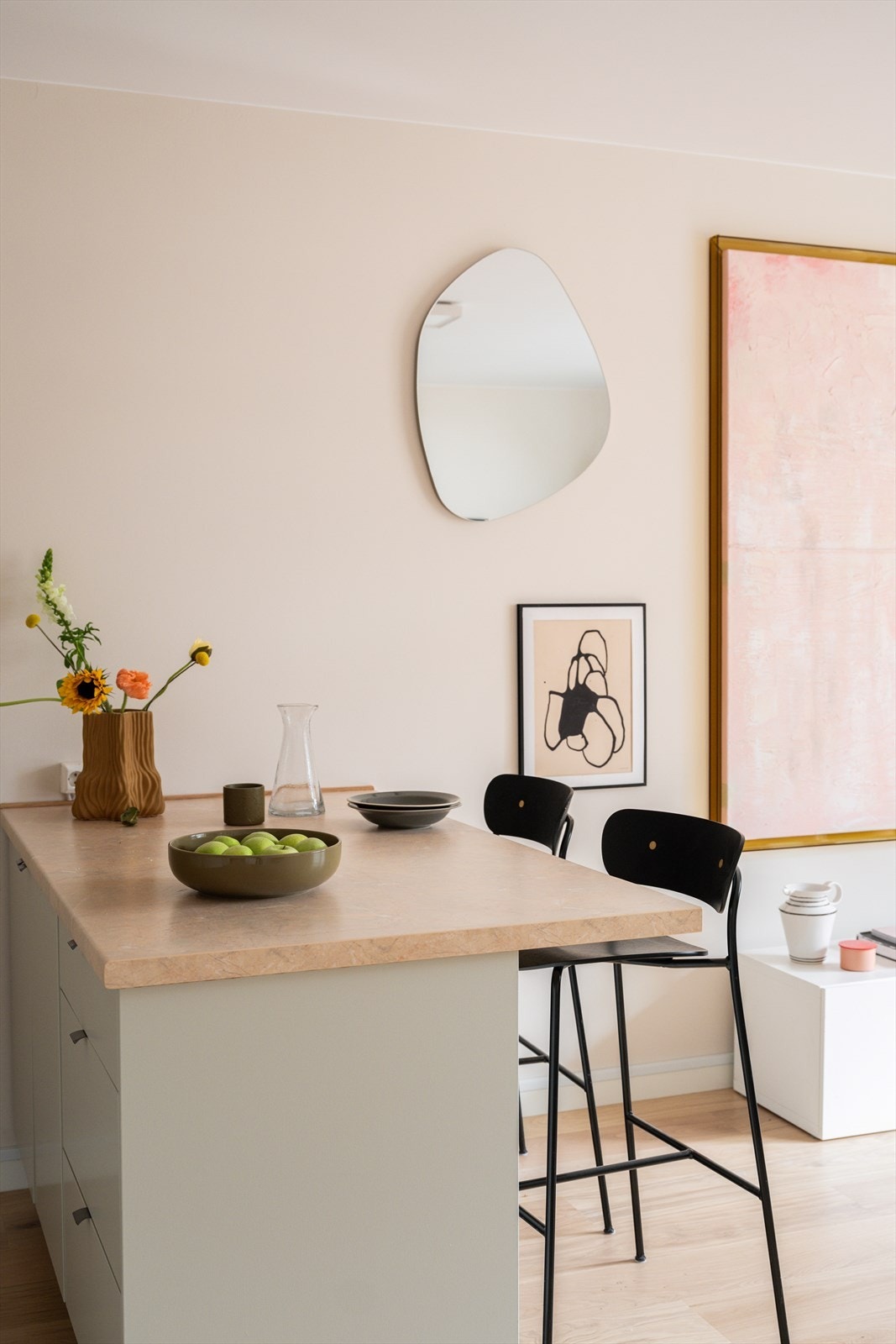 Praktisk spiseløsning på kjøkkenøyen utnytter plassen til det fulle. Galleribilde