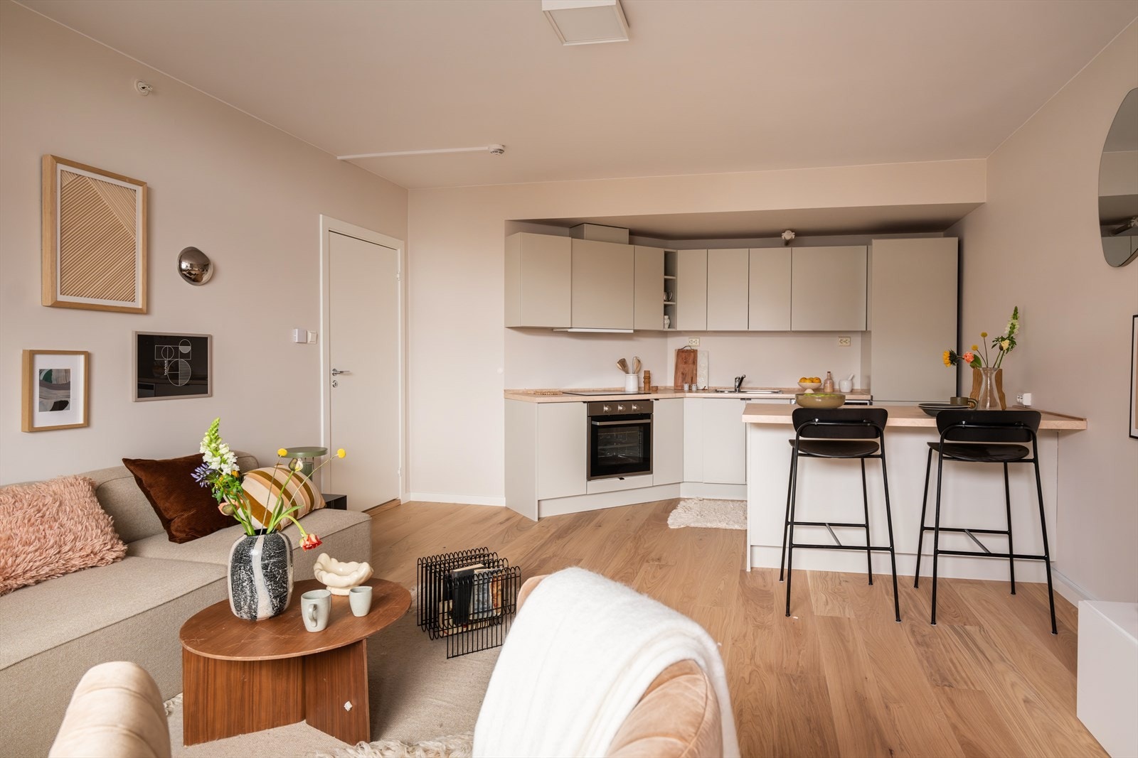 Her får du en svært god og arealeffektiv planløsning med åpen løsning mellom stue og kjøkken. Galleribilde