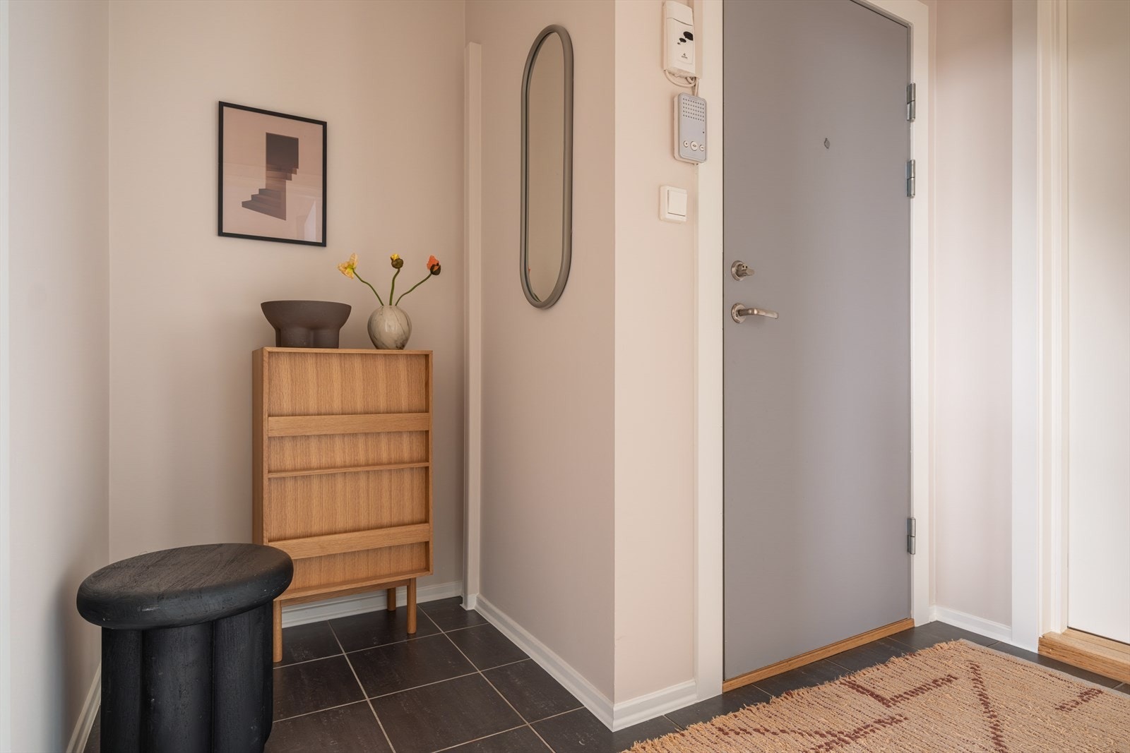 En lys gang tar deg i mot når du kommer hjem. Her har du mulighet for oppbevaring i egen nisje. Galleribilde