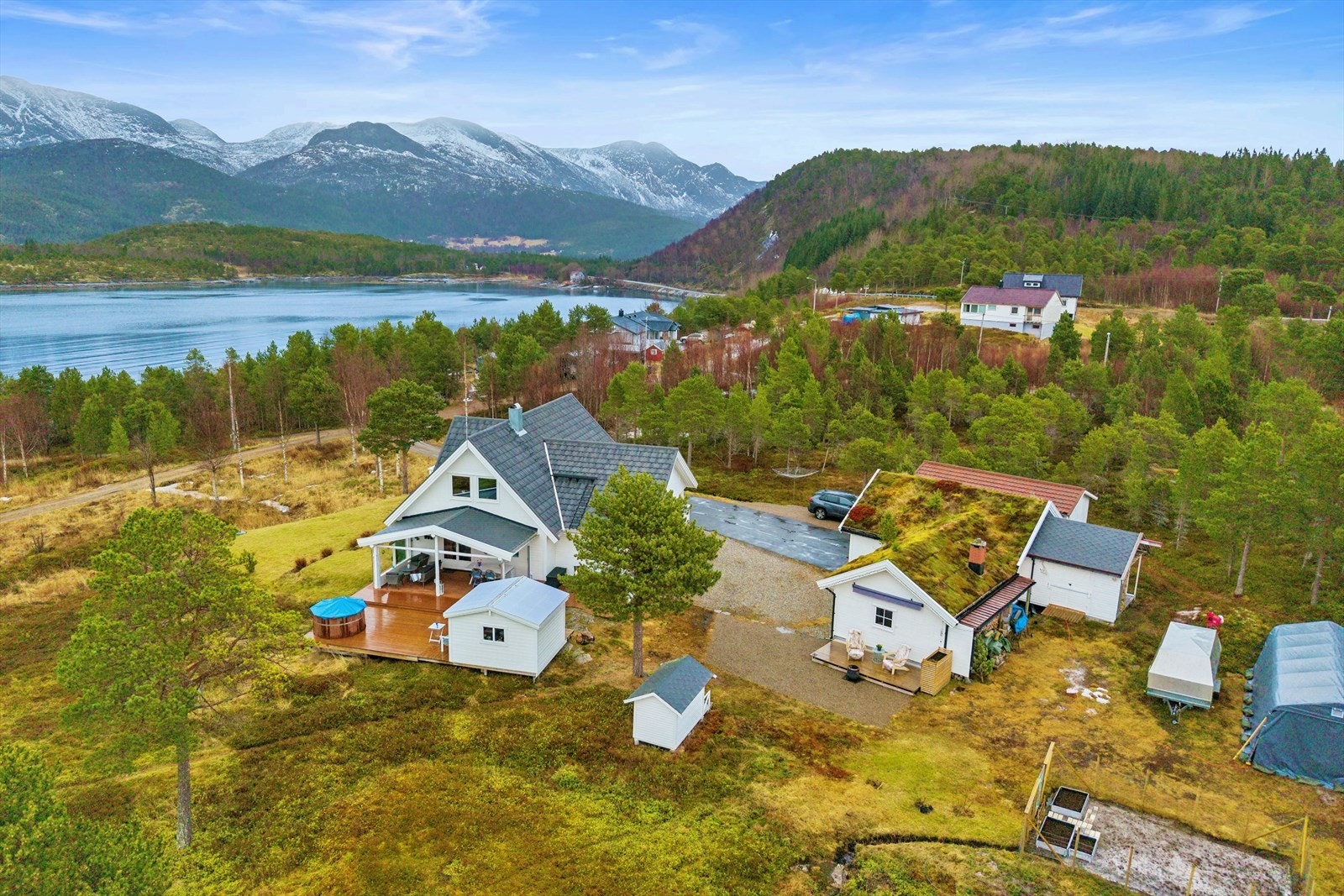 Nede høyre hjørnet kan man se kjøkkenhage hvor det er dyrket potet, gulrøtter og salat bla. Galleribilde