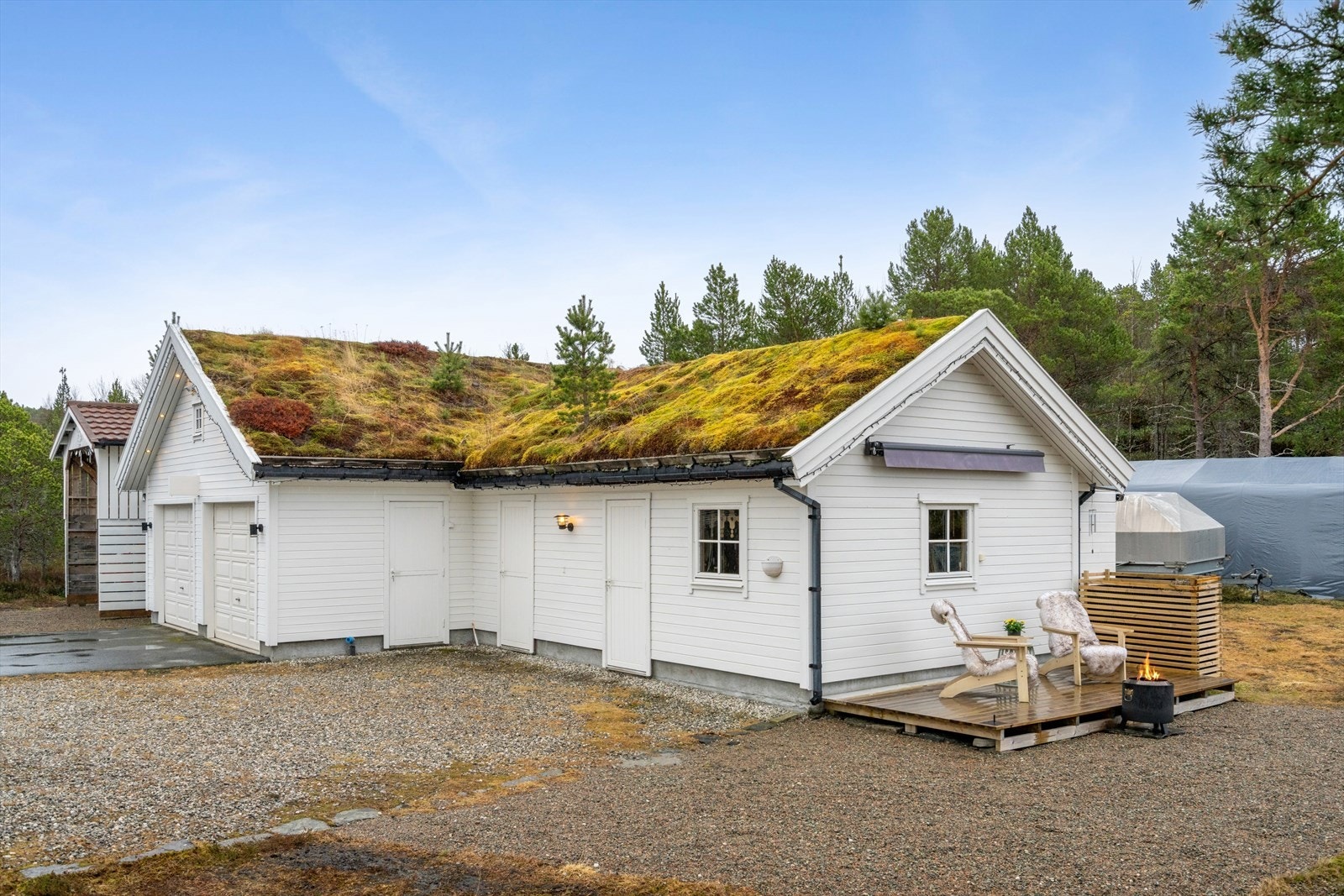 Eiendommen har også stor garasjeuthus med flere rom. Galleribilde