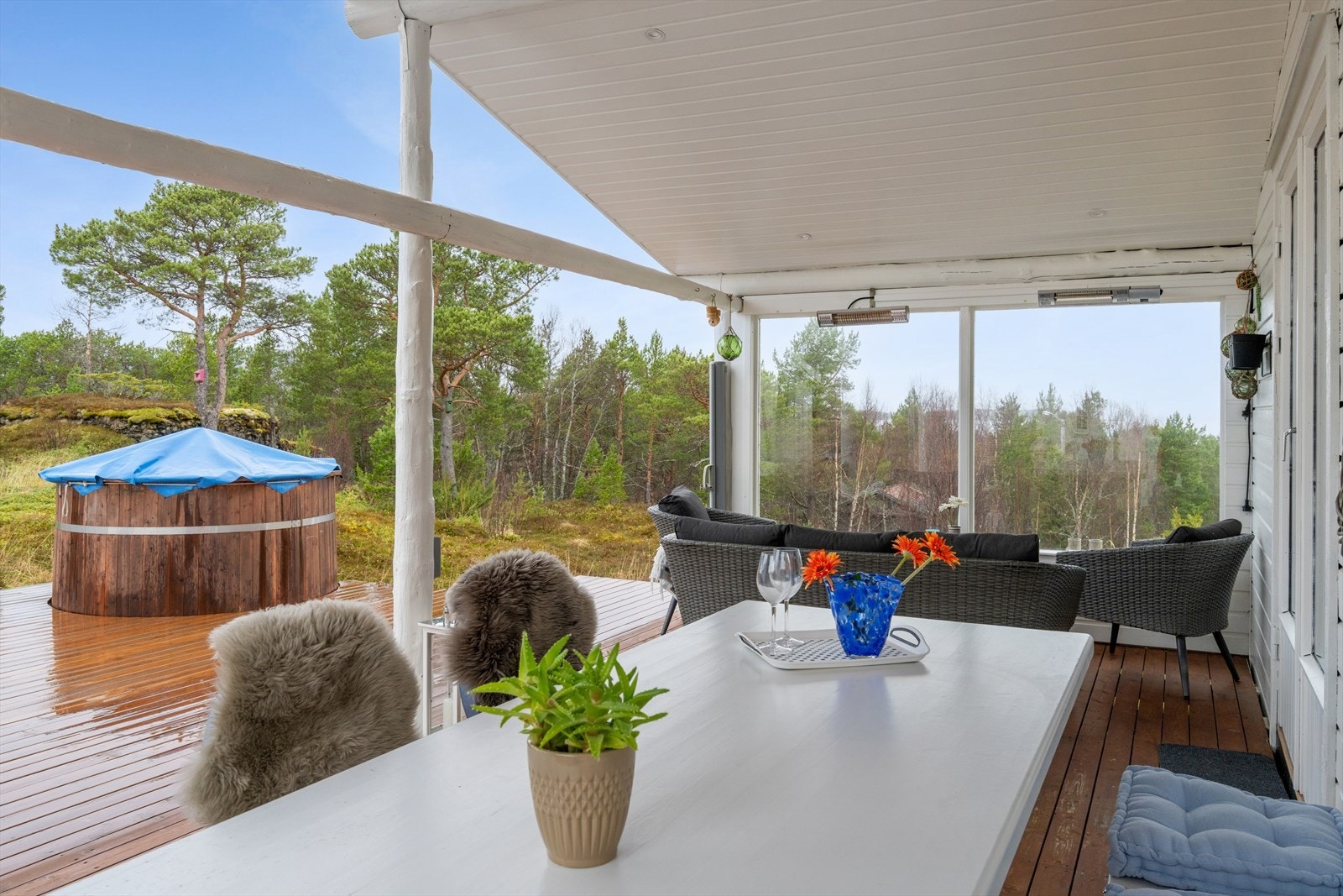 Pent opparbeidet med stor terrasse, høyt under taket, dimmere og egen jacuzzi. Galleribilde
