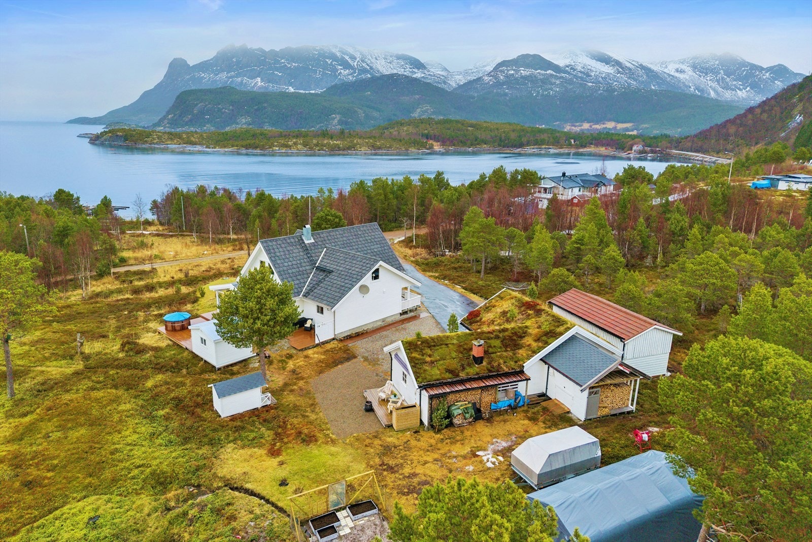 Store deler av ved som sett på bildet, og lagret i boder, medfølger handelen. Galleribilde