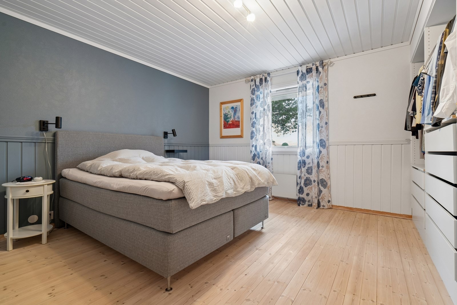 God plass til stor seng, nattbord løsning og garderobeskap som er plassbygget. Galleribilde