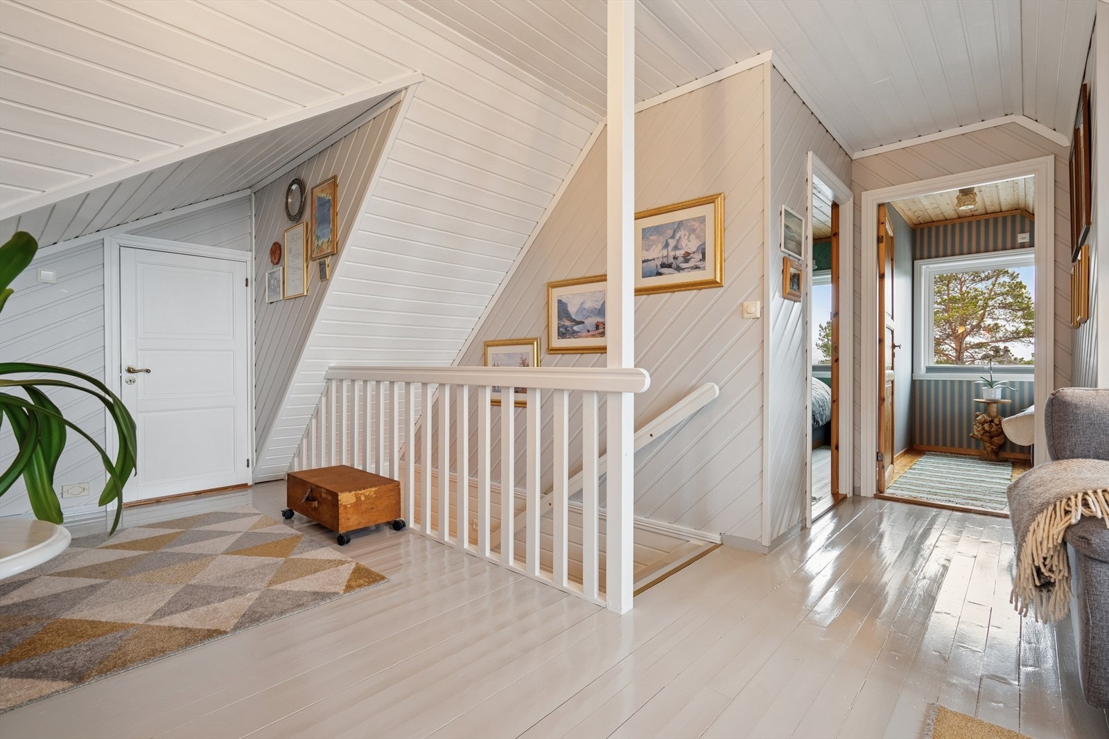 Trappeparti i gangen som tar deg opp til 2. etasje. Galleribilde