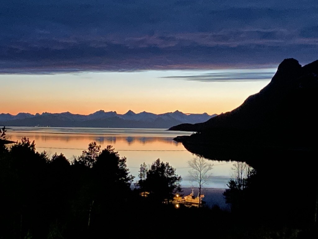 Fra sistsette sittegruppe er det majestetisk utsikt mot Tilthornet, Lofotveggen og innseilingen mot Narvik., Galleribilde