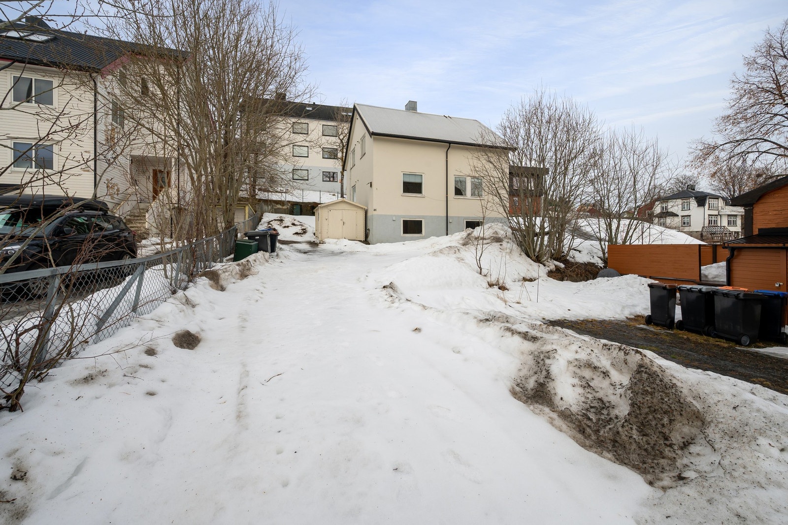 Parkeringsmuligheter på egen tomt, og utebod for praktisk lagring av hageredskaper/sportsutstyr e.l. Galleribilde