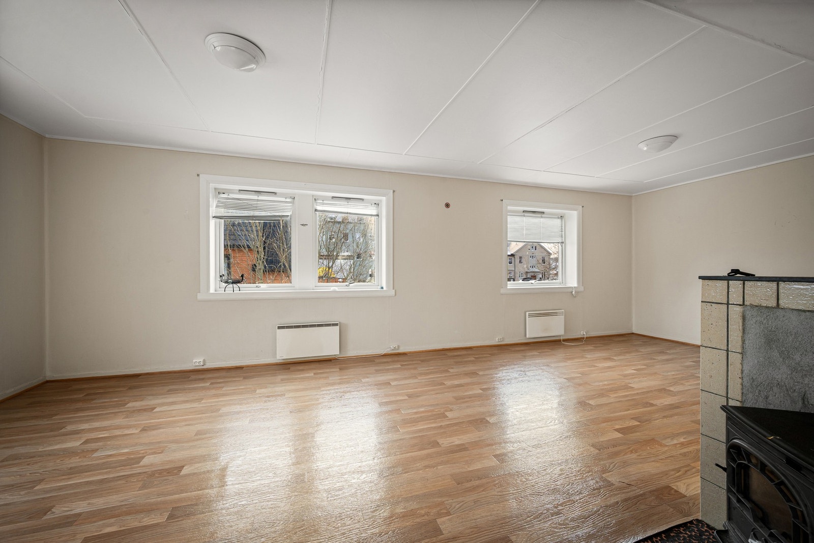 Lys og romslig stue med god plass til å innrede med både sofagruppe og spisestue Galleribilde