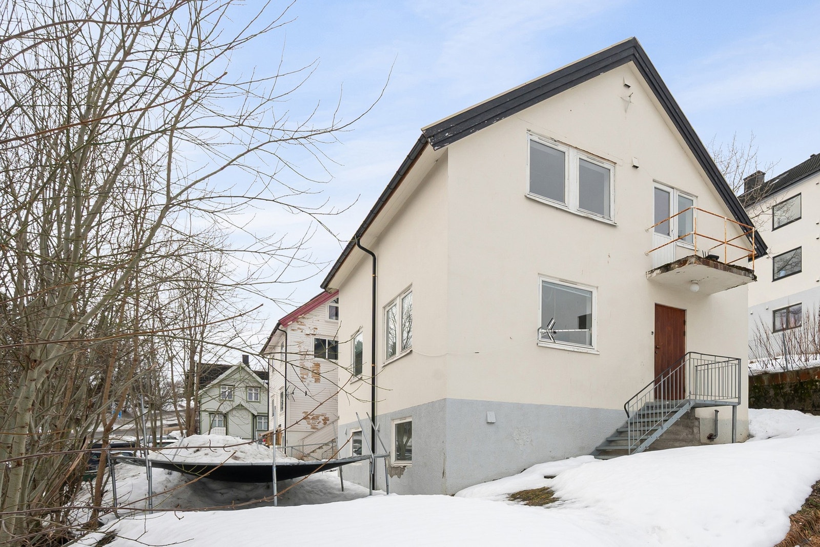 Trapp opp til hovedinngang på siden av huset Galleribilde
