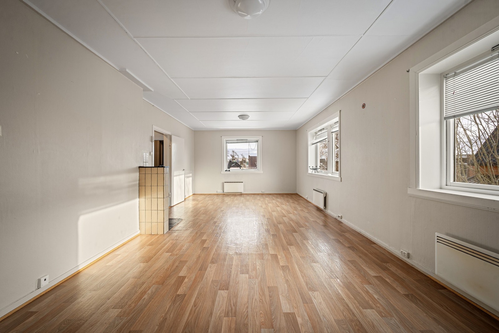 Velkommen inn! Hovedetasjen består av sosiale rom med stue, spisestue og kjøkken Galleribilde