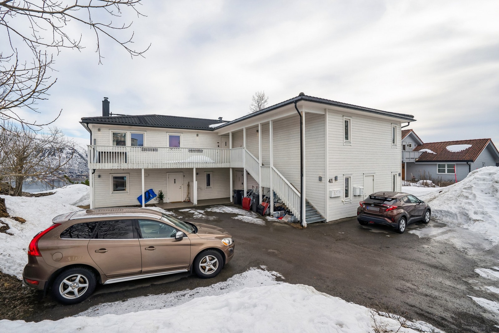 Fasade - godt med parkering på felles oppstillingsplass. Galleribilde