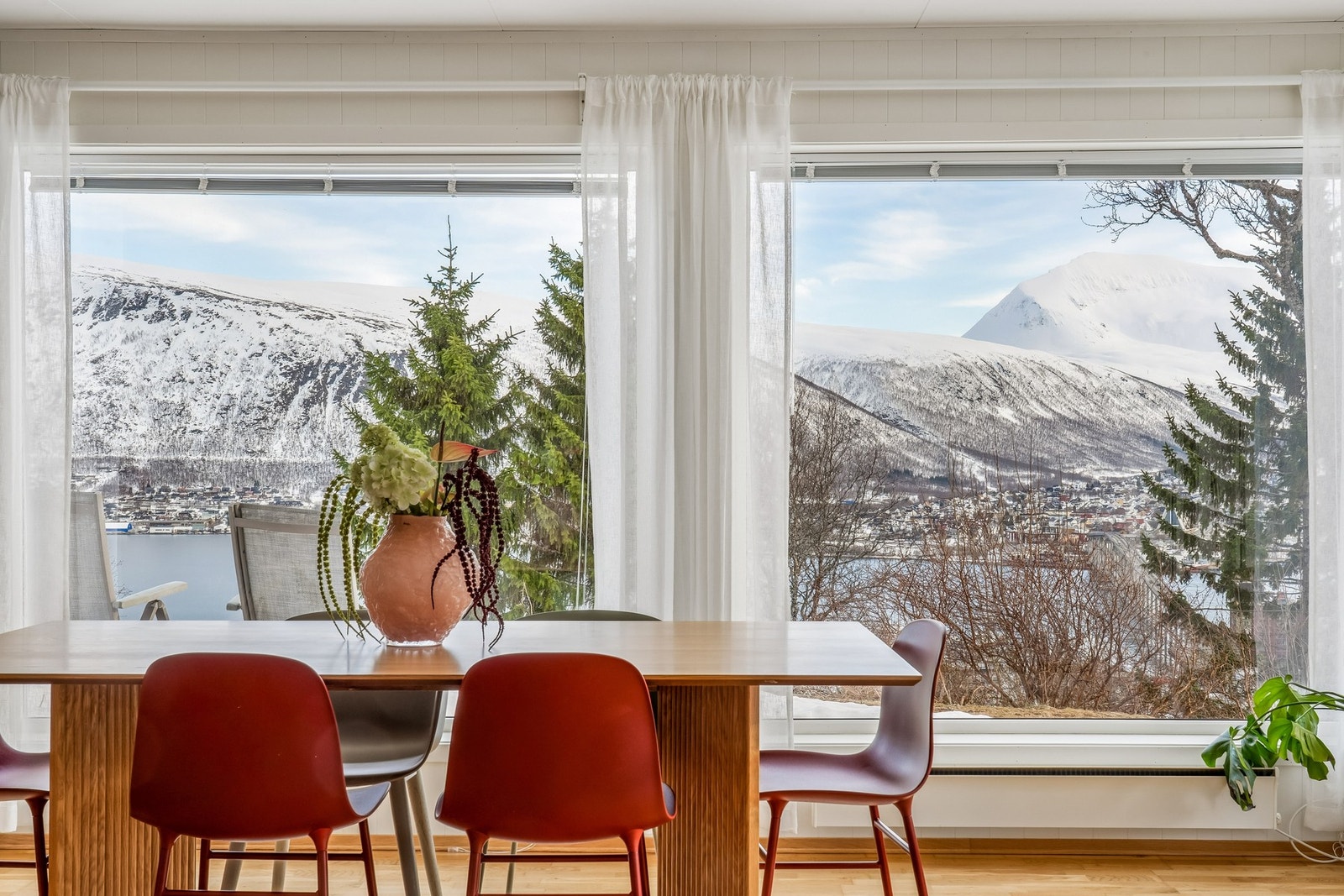 Nydelig utsikt rett fra sofakroken - her får du både lys og atmosfære. Galleribilde