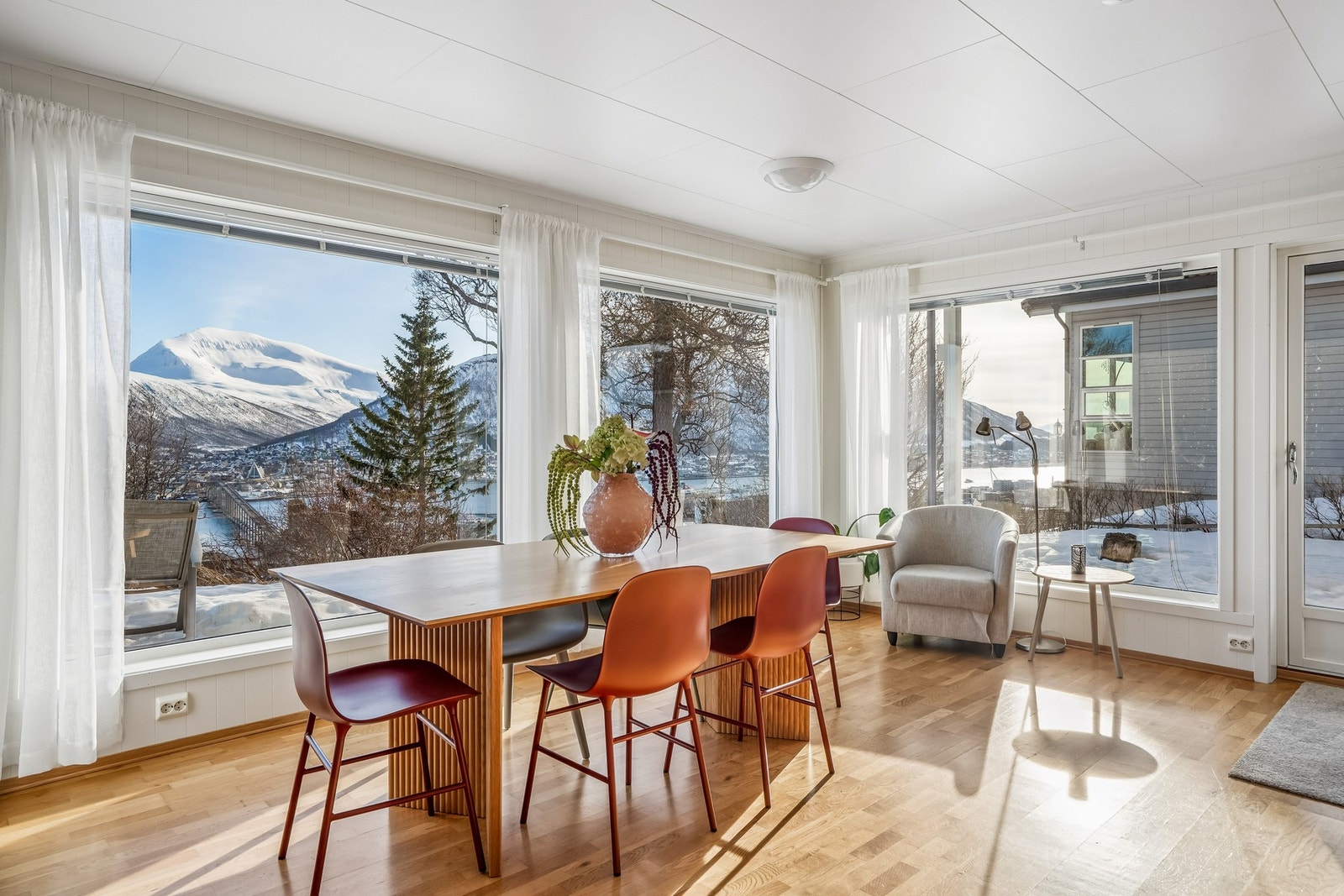 Stor og trivelig spiseplass med flott utsikt rett fra bordet. Galleribilde