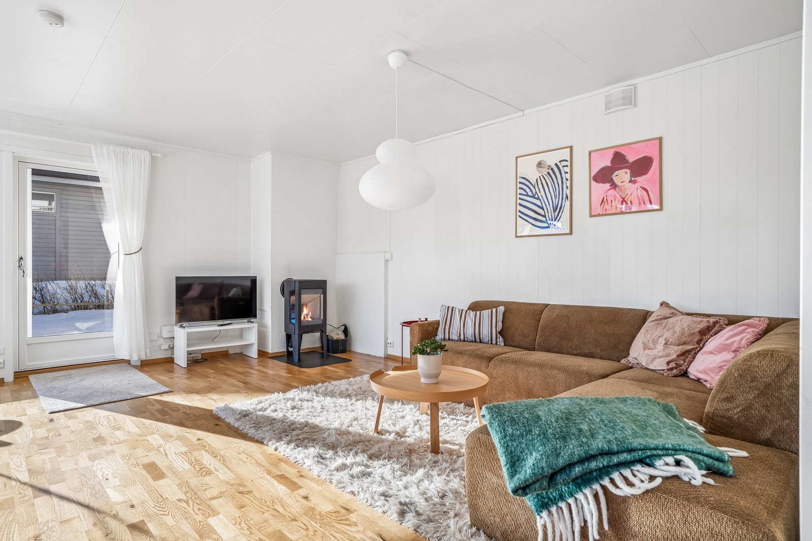 Luftig stue med vedovn og behagelig planløsning. Galleribilde