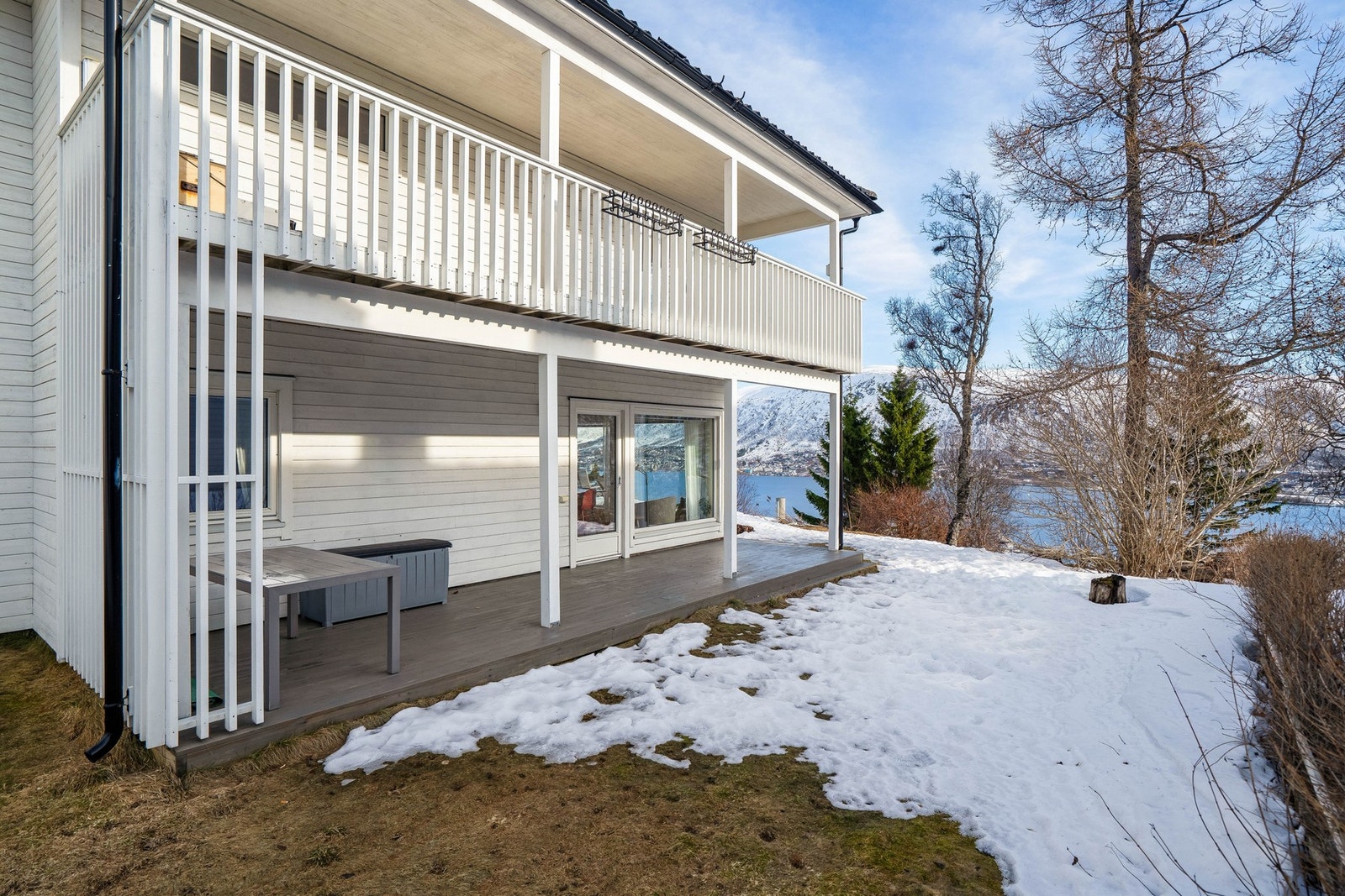 Skjermet og trivelig terrasse med gode solforhold og plass til utemøbler. Galleribilde