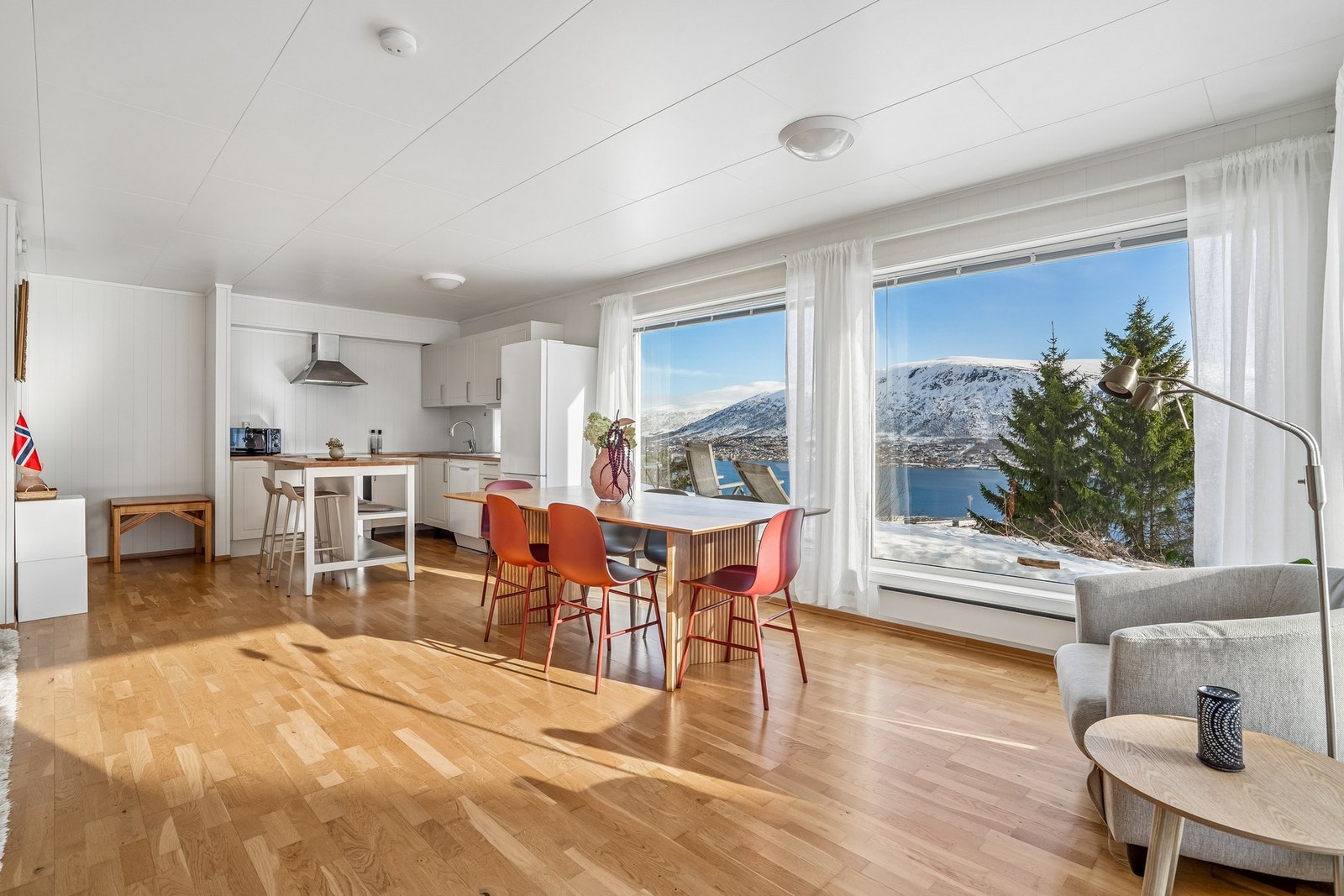 Lys og moderne stue/kjøkken med åpen løsning og god romfølelse. Galleribilde