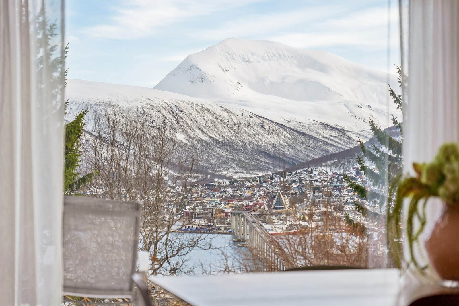 Utsikt mot Tromsdalen og Tromsdalstinden. Galleribilde