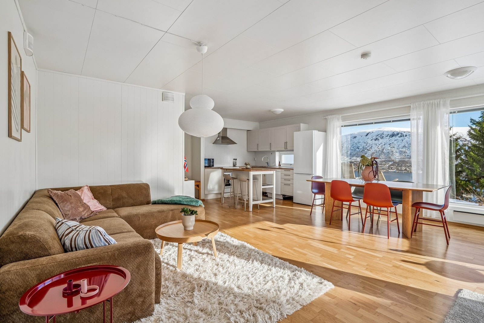 Fra gang så kommer man inn i ei lys og romslig stue med åpen løsning mot kjøkken. Galleribilde
