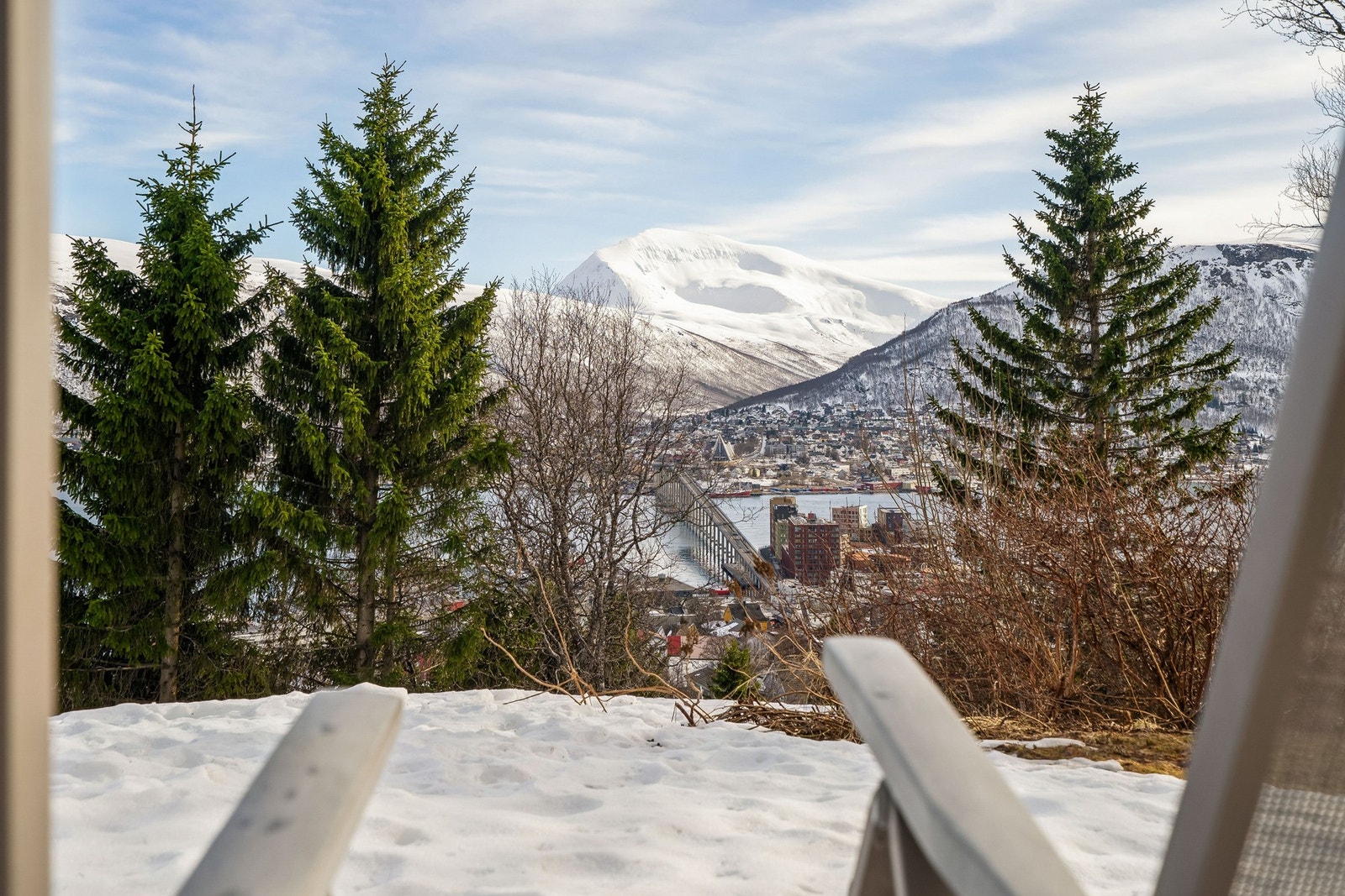 Utsikt mot Tromsdalen med Fløya og Tromsdalstinden. Galleribilde