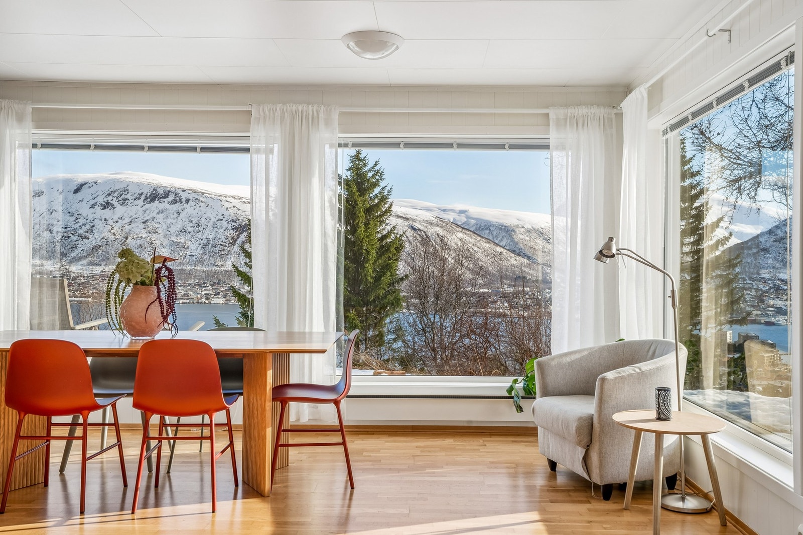 Store vindusflater gir fantastisk utsikt og rikelig med naturlig lys. Galleribilde