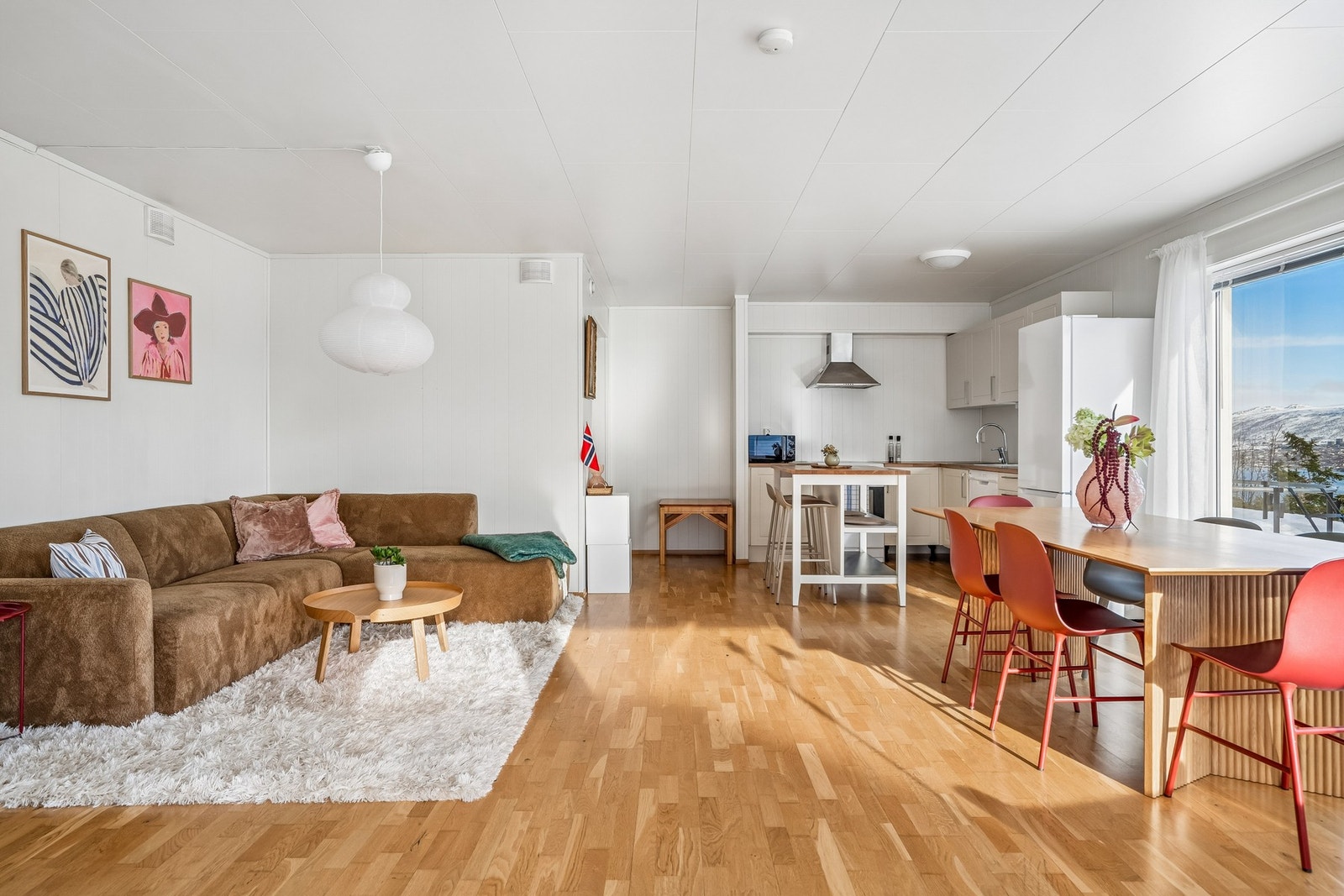 Stue med god plass til stor sofa og stort spisebord. Galleribilde