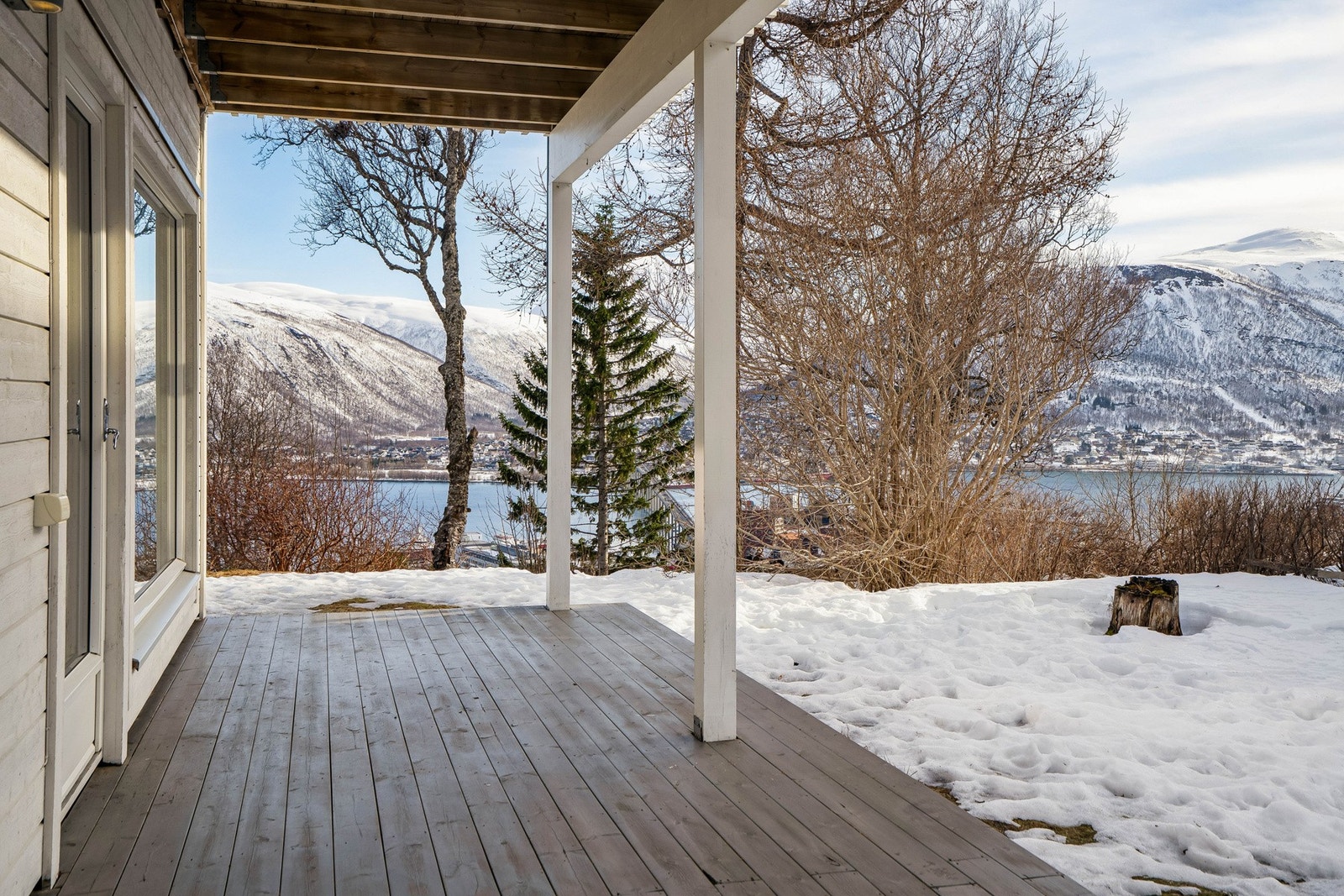 Innbydende terrasse som forlenger stuen på varme dager. Galleribilde