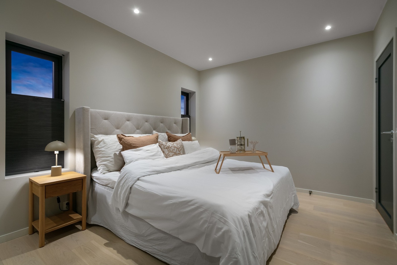 Hovedsoverommet har skyvedørsgarderobe og en suite bad. Galleribilde