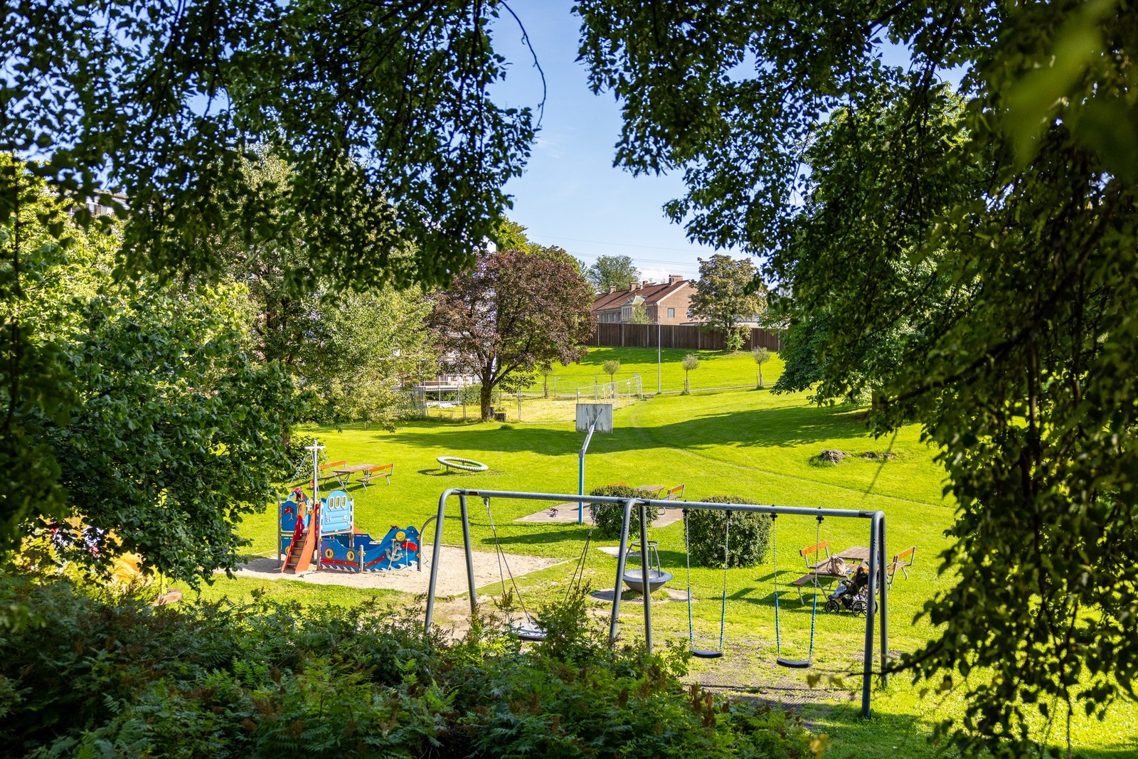 Barnevennlig boområde med lekeplasser og sittegrupper. Galleribilde