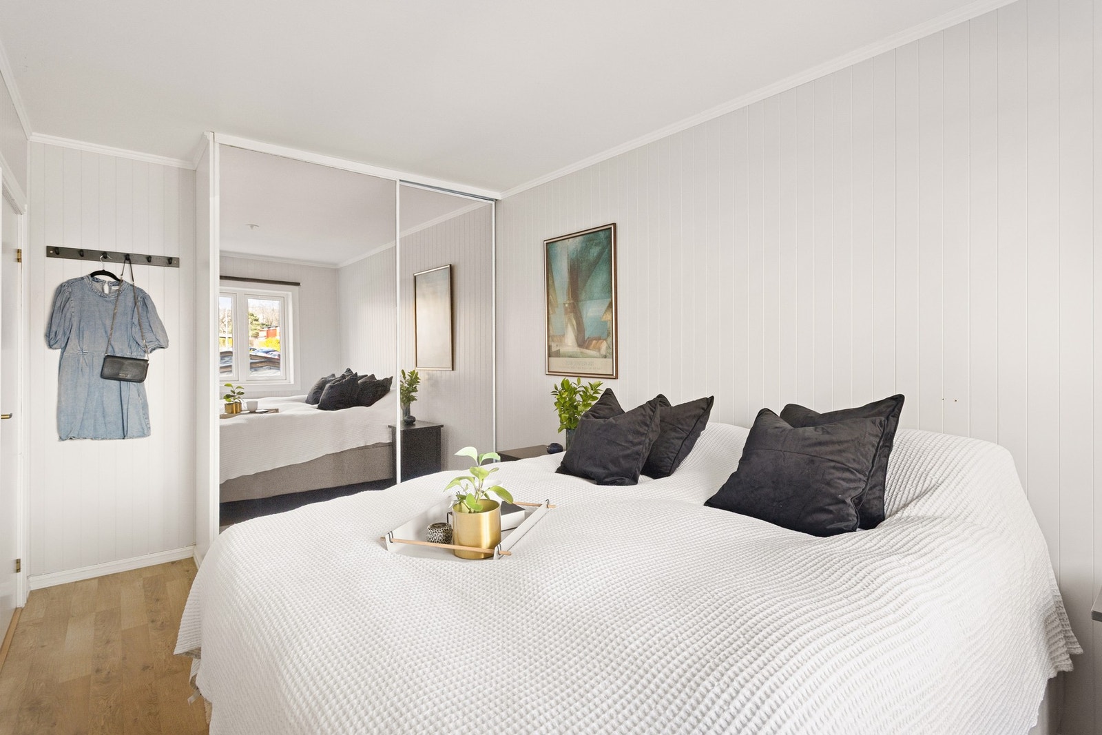 Hovedsoverommet har fin plass til en dobbeltseng med nattbord på begge sider og en stor skyvedørsgarderobe med speilfronter. Galleribilde