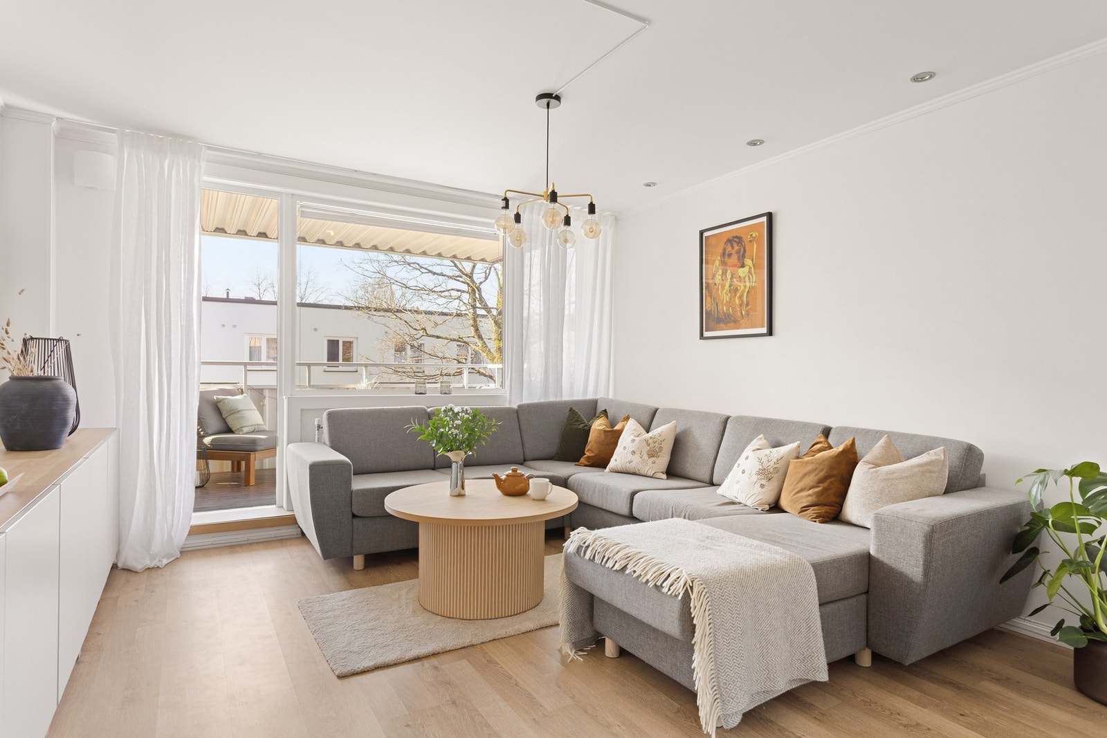 Videre inn fra inngangspartiet finner du boligens sosiale samlingspunkt - nemlig stuen. Galleribilde