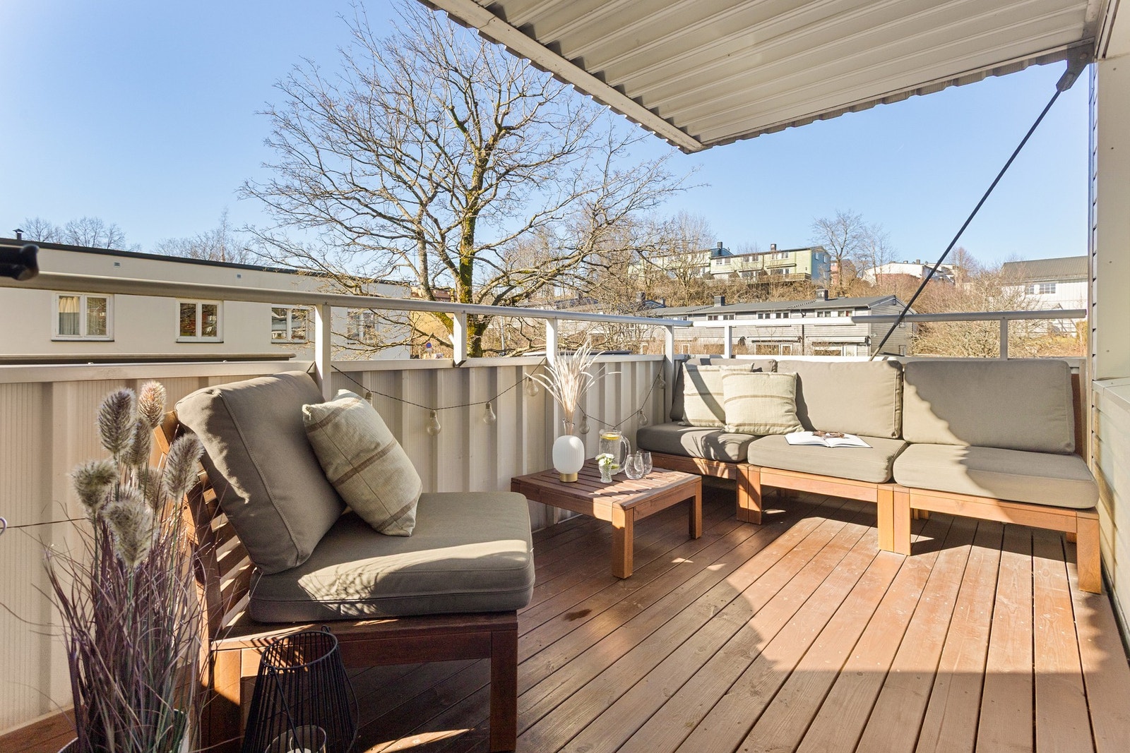 Herlig balkong på ca. 8 kvm. Her er det gode solforhold på sommerstid, samt et flott utsyn mot frodige og grønne omgivelser. Galleribilde