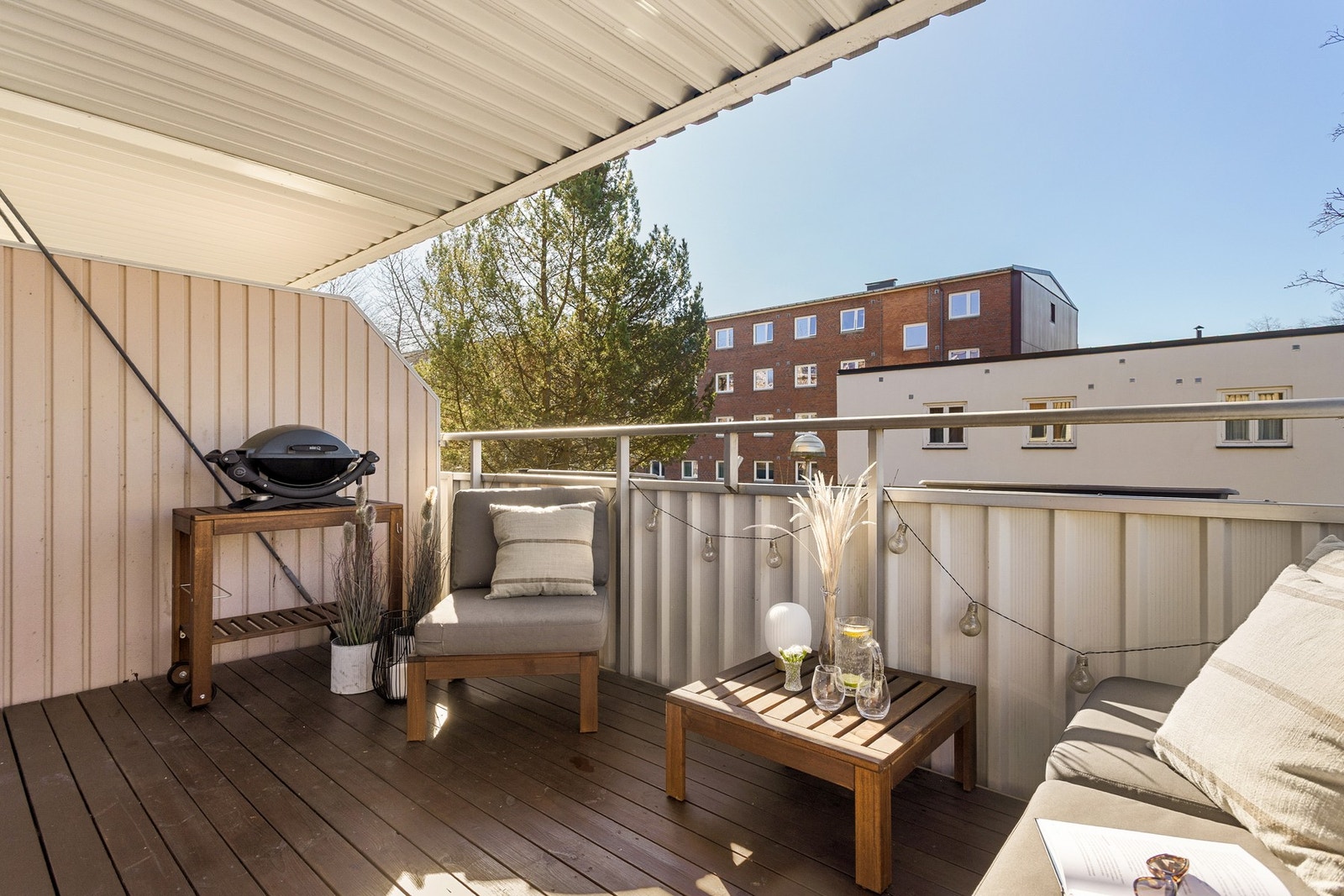 Det er gode solforhold på balkongen og på solfylte dager vil det være sol på balkongen fra rundt kl.12 og frem til ca. kl.18 ifølge nåværende eiere. Galleribilde