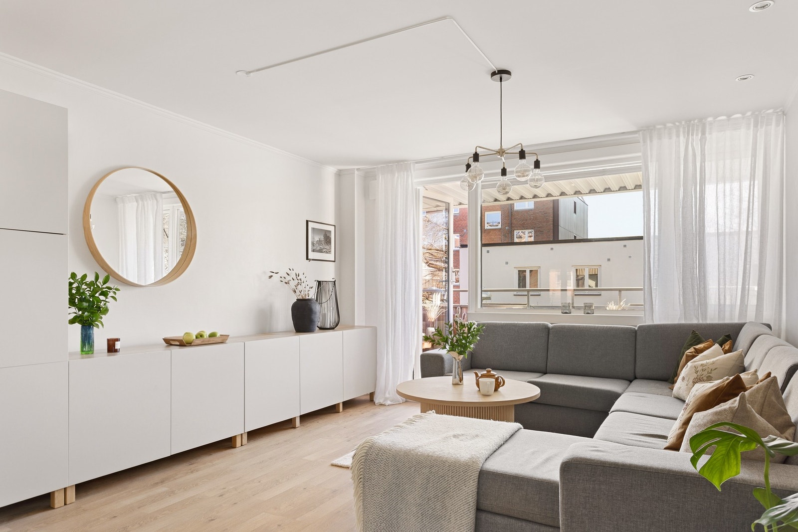 I stuen er det store vindusflater som slipper inn rikelig med naturlig lys. Galleribilde