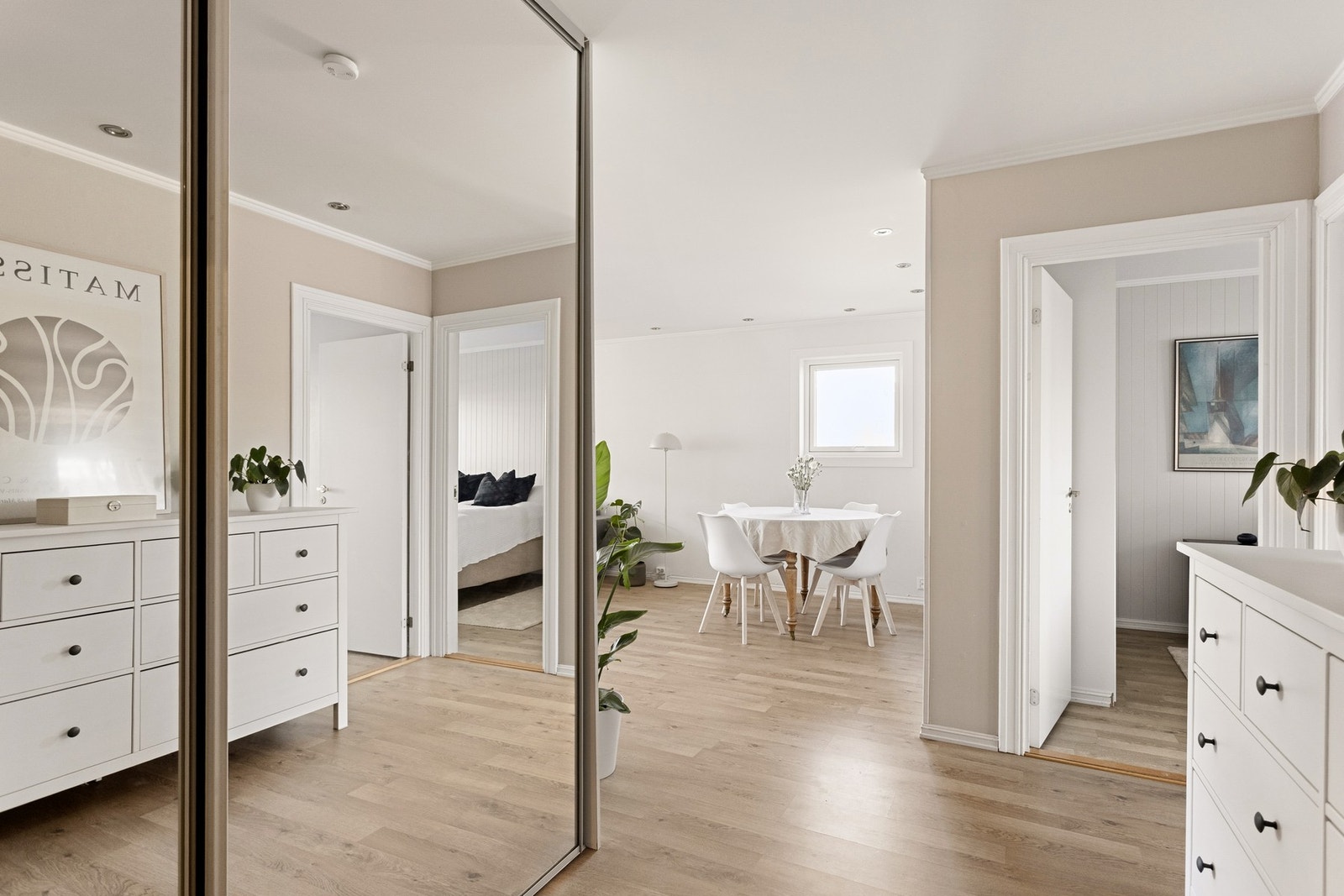 Her er det en stor skyvedørsgarderobe med oppheng til yttertøy og plassering av sko, samt plass til kommode og hyller. Galleribilde