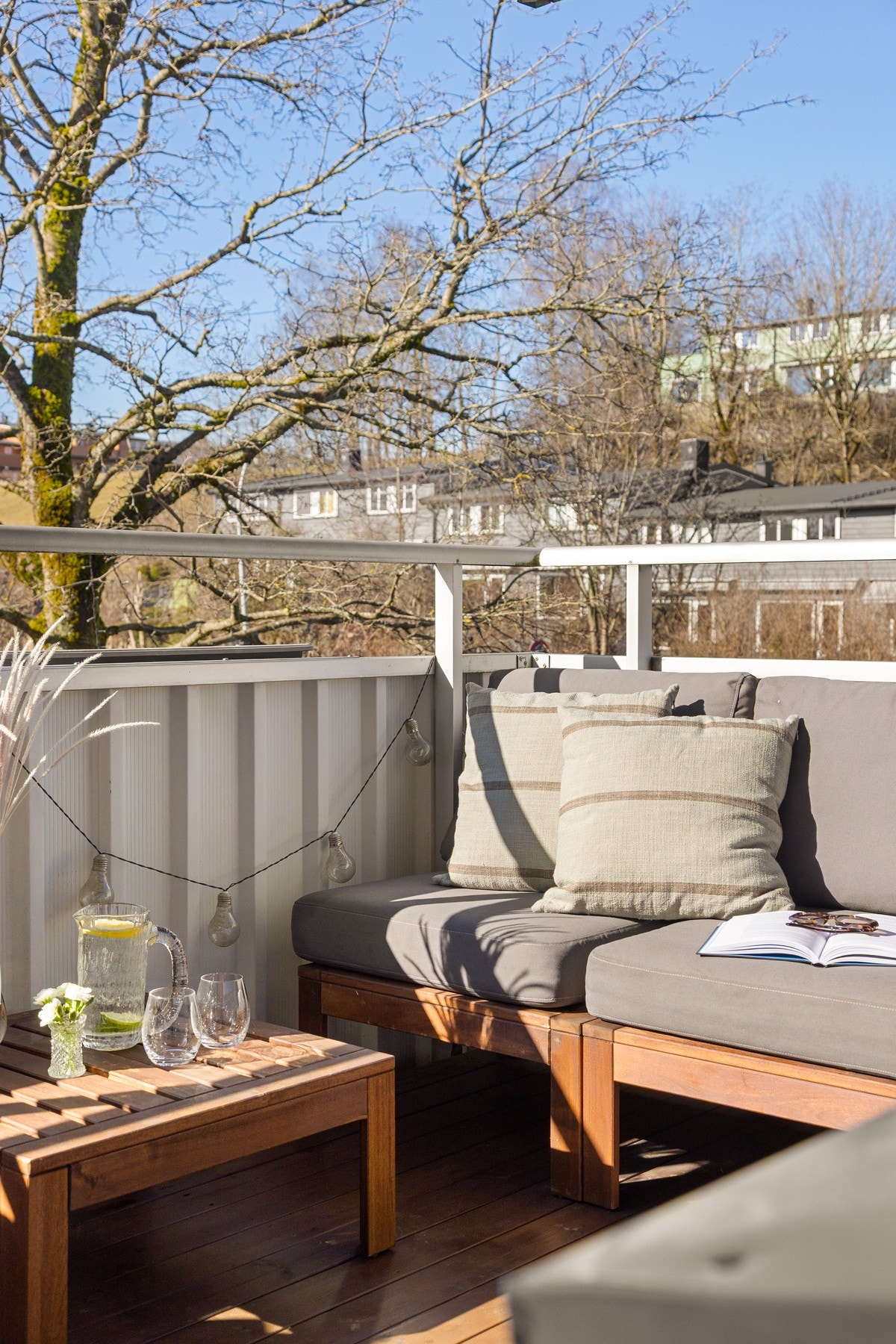 Med god plass til utemøbler, beplantning og grill (borettslaget tillater elektrisk og gass) ligger alt til rette for at de solfylte dagene kan nytes her ute! Galleribilde