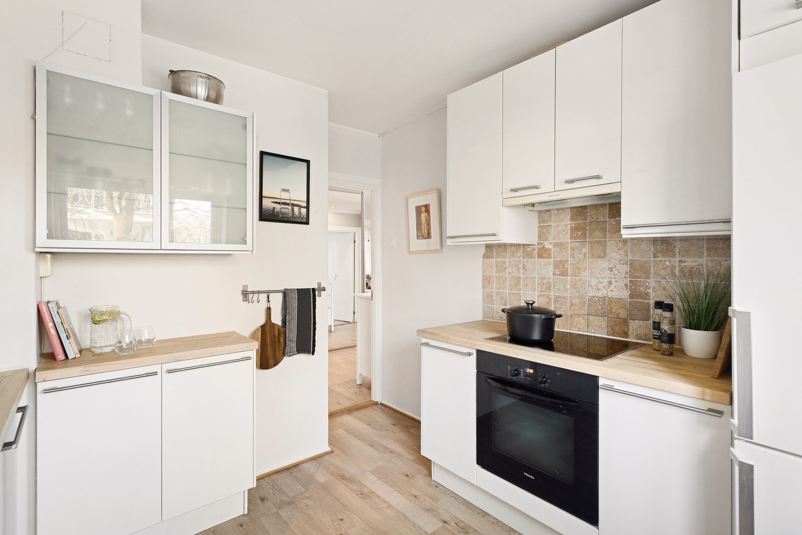 Av integrerte hvitevarer er det platetopp og stekeovn, samt frittstående oppvaskmaskin og kjøl- og fryseskap. Alle hvitevarene medfølger ved salg. Galleribilde