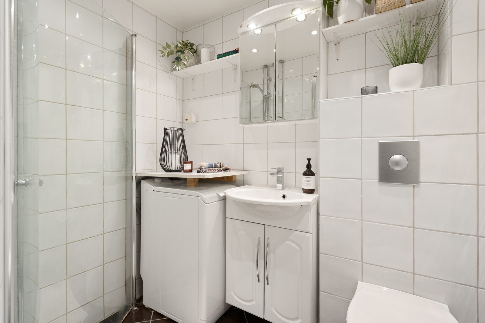 Pent, flislagt bad med gulvvarme. Badet ble pusset opp i 2004 ifølge tidligere salgsoppgave. Galleribilde