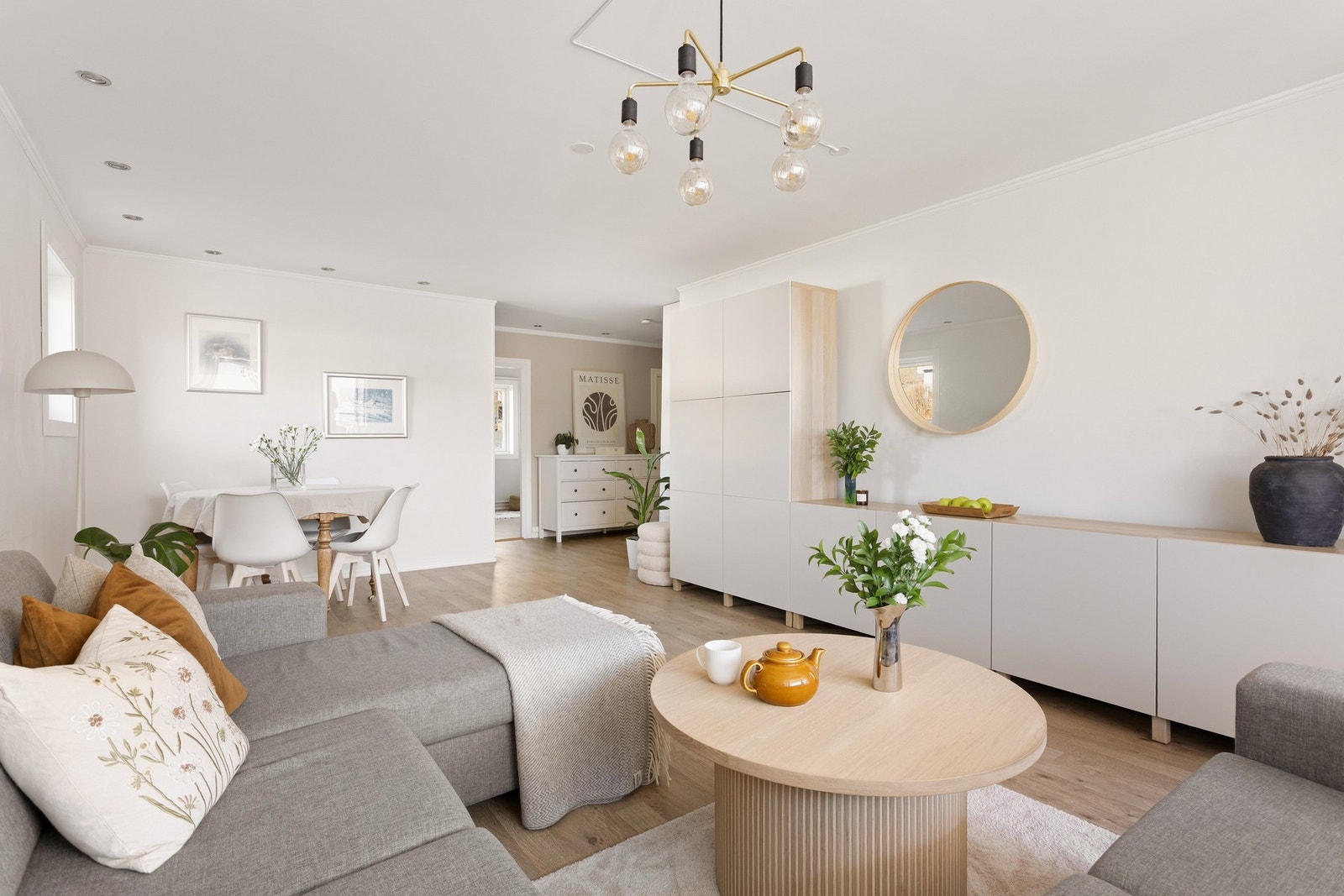 Praktisk planløsning på rommet gjør at det er god plass til sofagruppe med tilhørende møblement, i tillegg til stort spisebord. Galleribilde