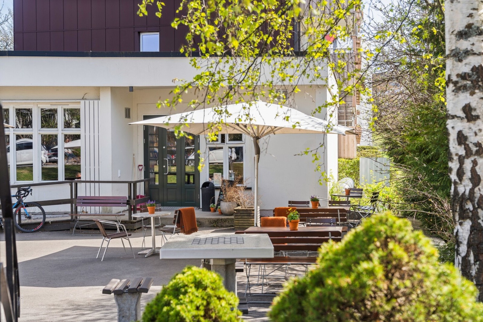 I samme gate som boligen ligger det også en hyggelig kafé, som kan by på deilig kaffe og fersk bakst hver dag. Galleribilde