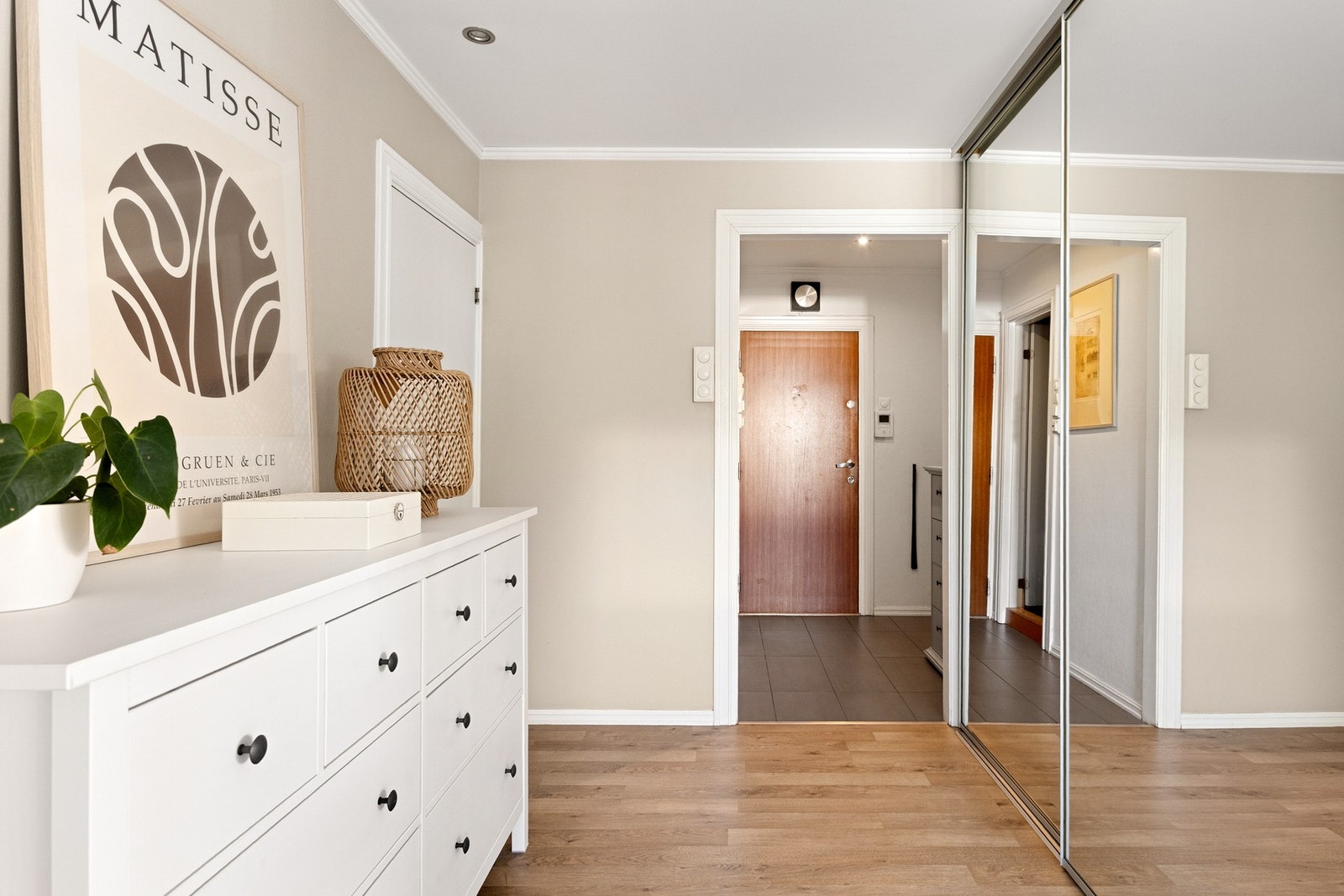 For ytterligere lagringsplass medfølger det en kjellerbod på 4 kvm og en matbod. Galleribilde