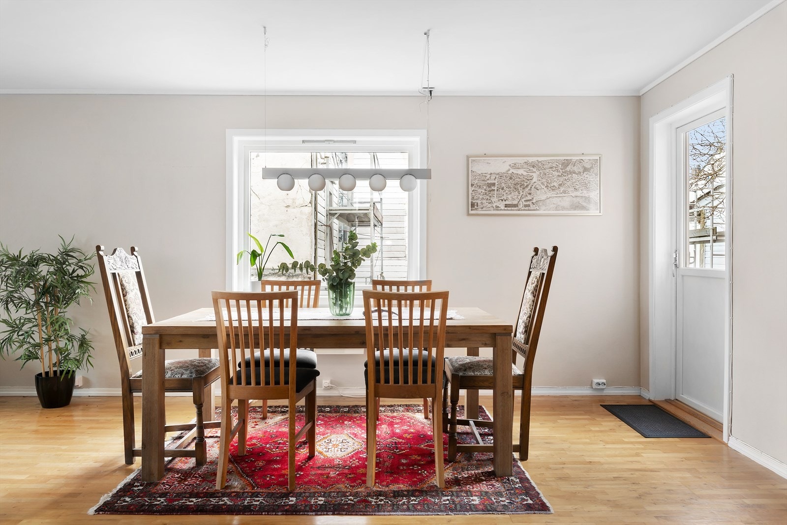 Fra spisestuen er det utgang til terrassen. Galleribilde